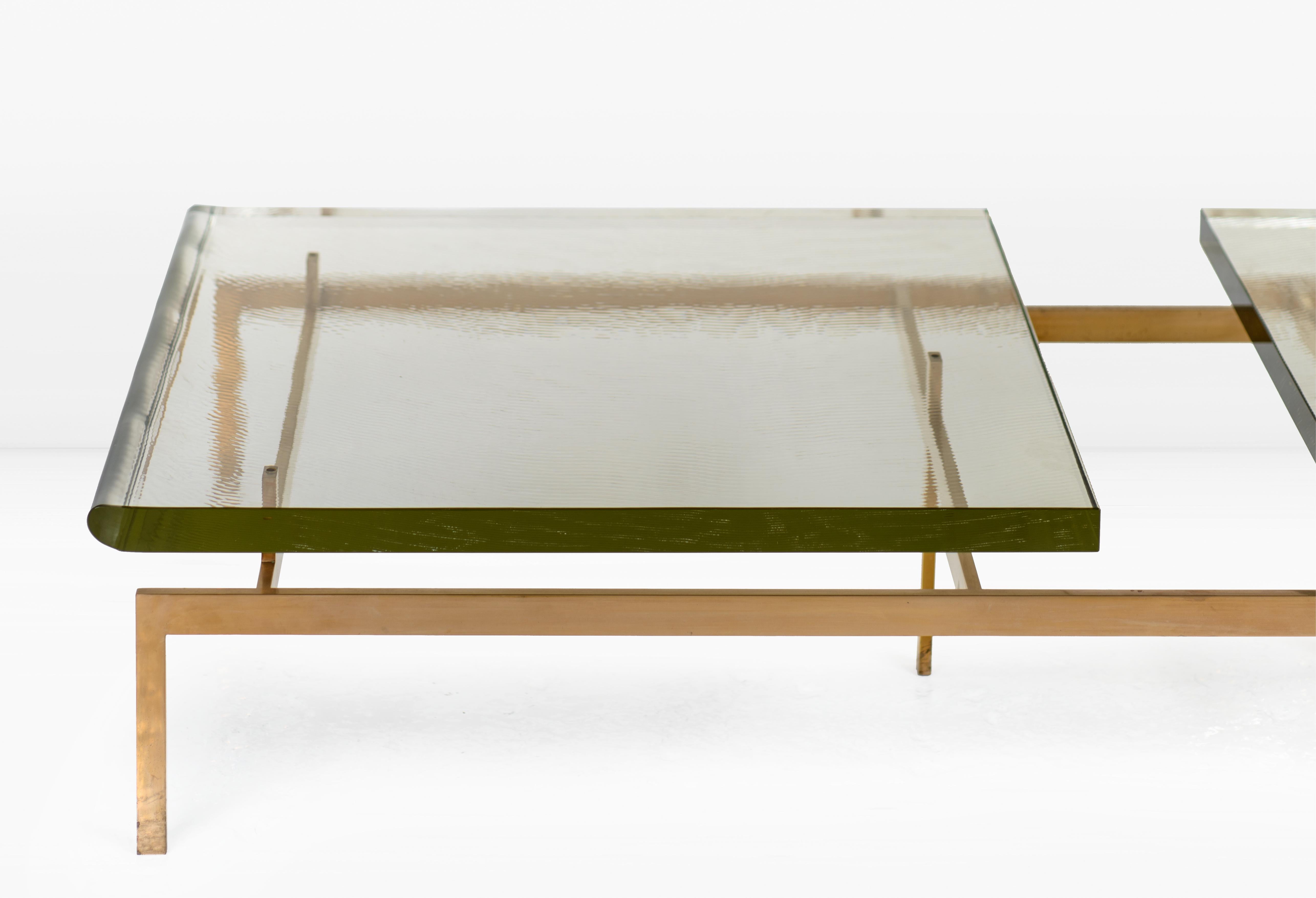 La base de la mesa Duran está diseñada para proporcionar un marco sencillo pero potente a su espectacular tapa de cristal de borosilicato, que tiene una calidad orgánica que no se encuentra en ningún cristal artístico. Cada mesa es única. 

Se