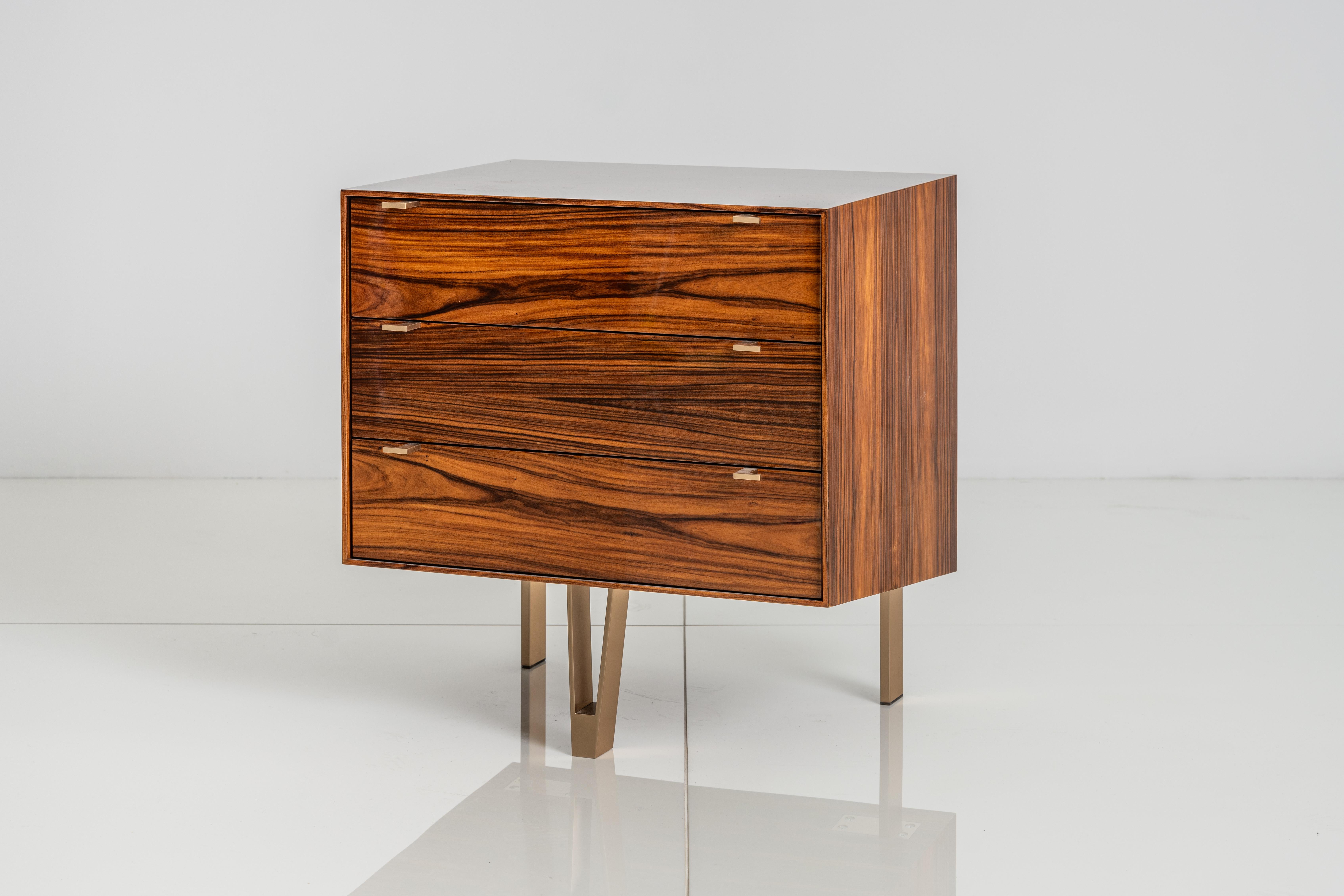 Der Saxton End Cabinet zeichnet sich durch einen glänzenden Holzrahmen und einen gekanteten Korpus aus, der ihm eine optische Leichtigkeit verleiht. Wie alle KGBL-Stücke ist auch dieser Artikel von allen Seiten bearbeitet. 

Es handelt sich um ein