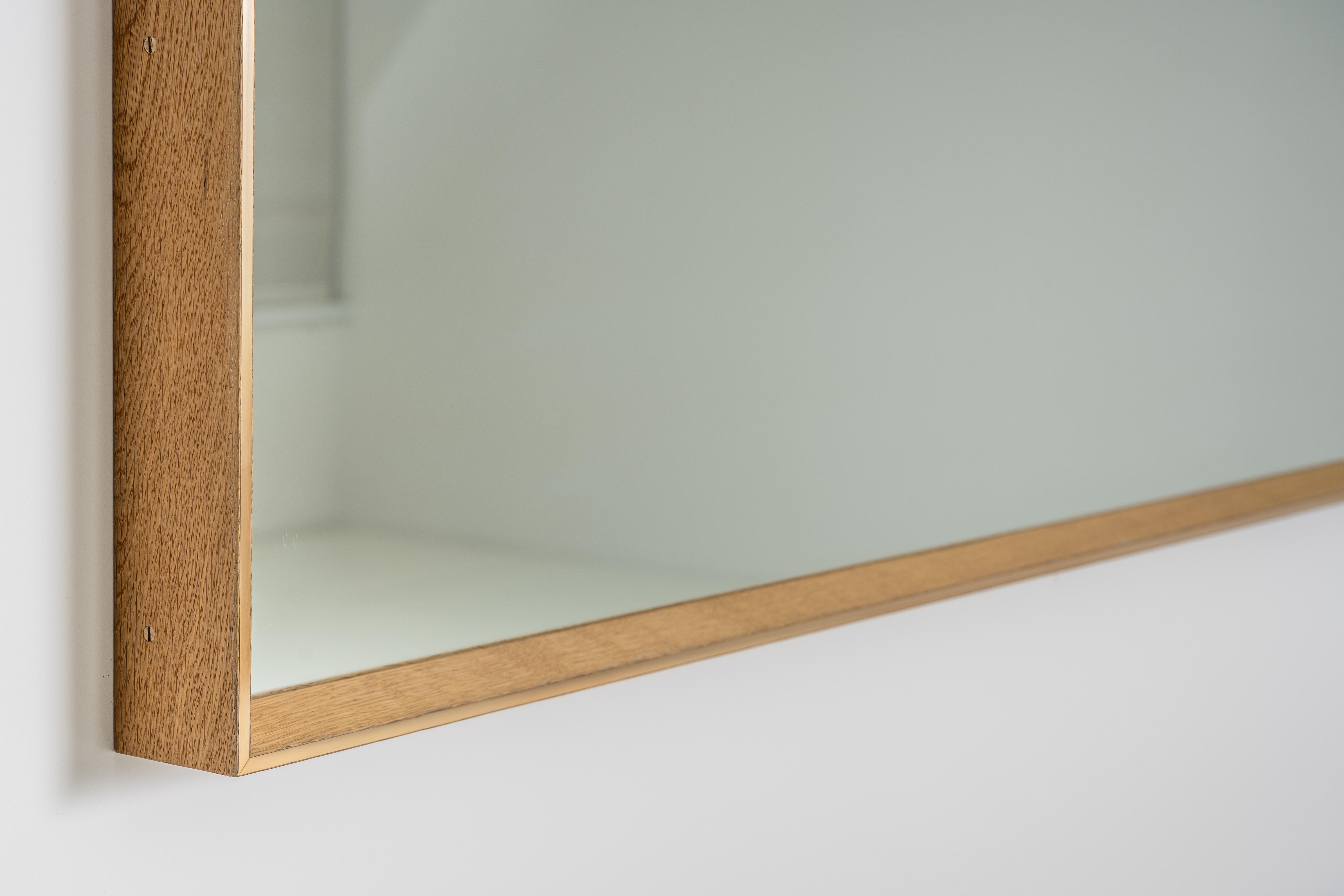 Der Starling-Spiegel ist in Holz gerahmt und mit einer Bronze-Intarsie verziert.

Es handelt sich um ein Naturprodukt, das leichte Unvollkommenheiten aufweisen kann. Das ist das Schöne an diesem Produkt und macht es einzigartig im Vergleich zu