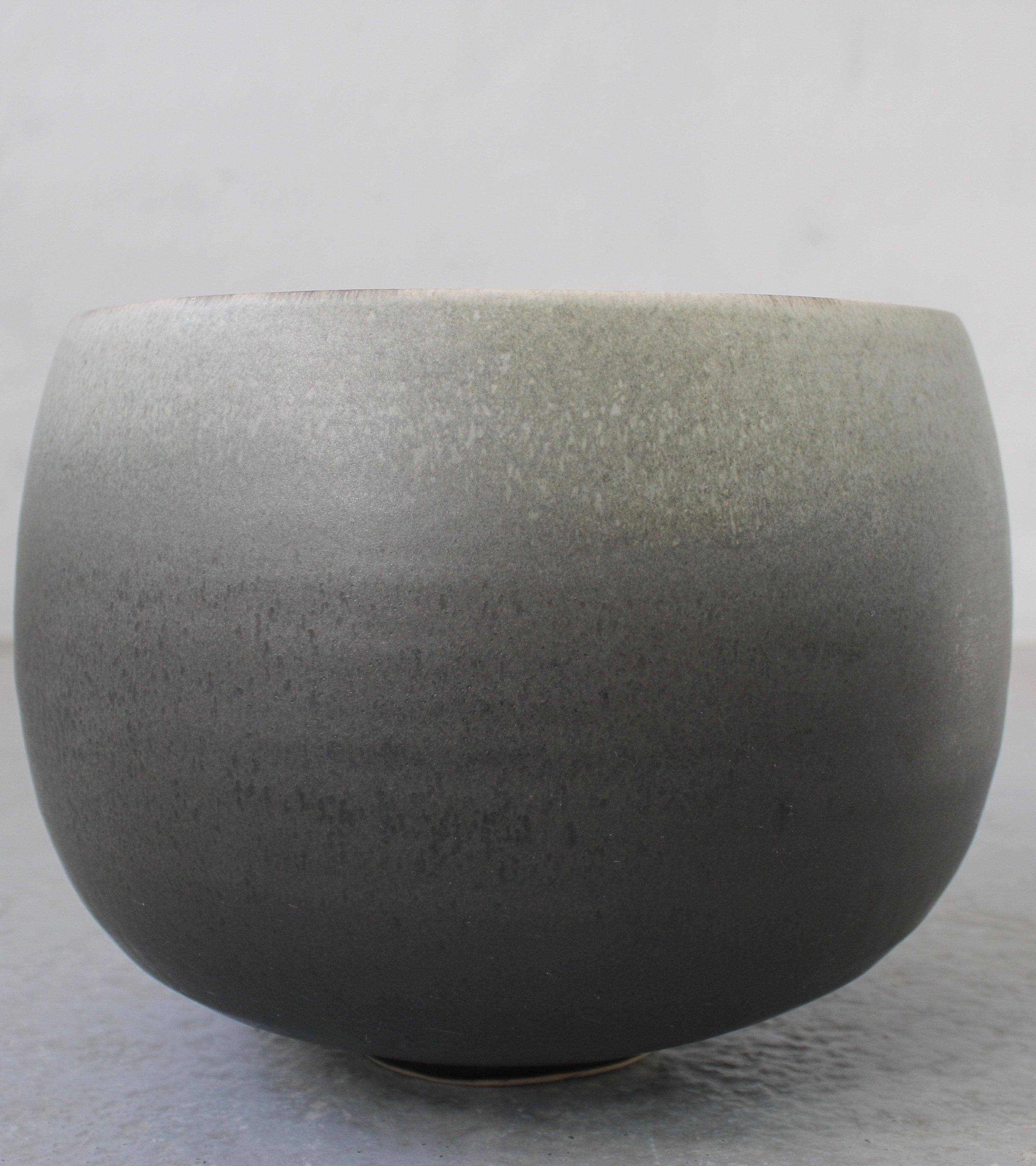 KH Würtz Short Bonshō Bell Shaped Planter in Grey Dégradé Glaze In Excellent Condition In London, GB