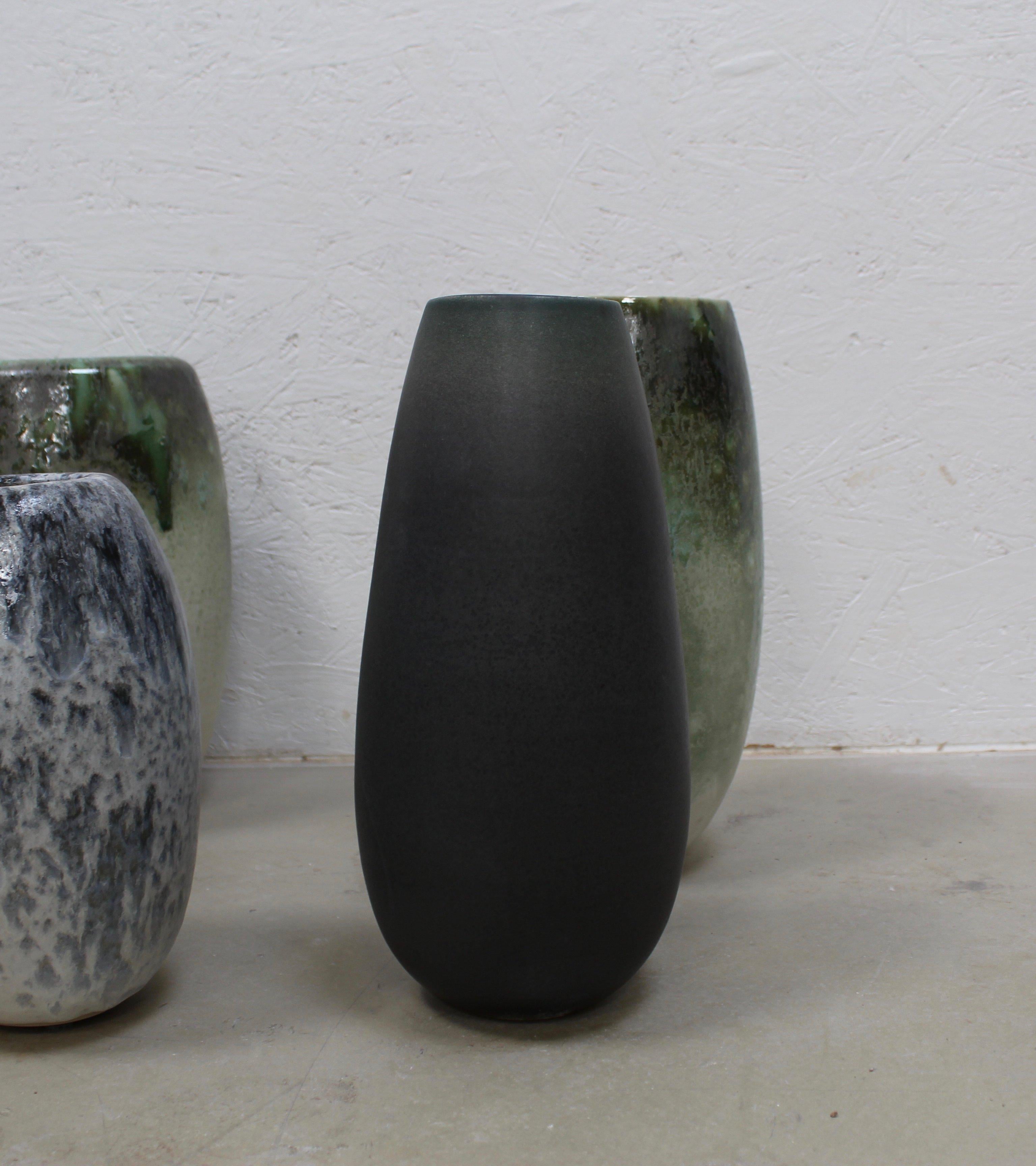 KH Würtz Slender Teardrop Shape Vase in Green to Grey Dégradé Glaze In Excellent Condition In London, GB