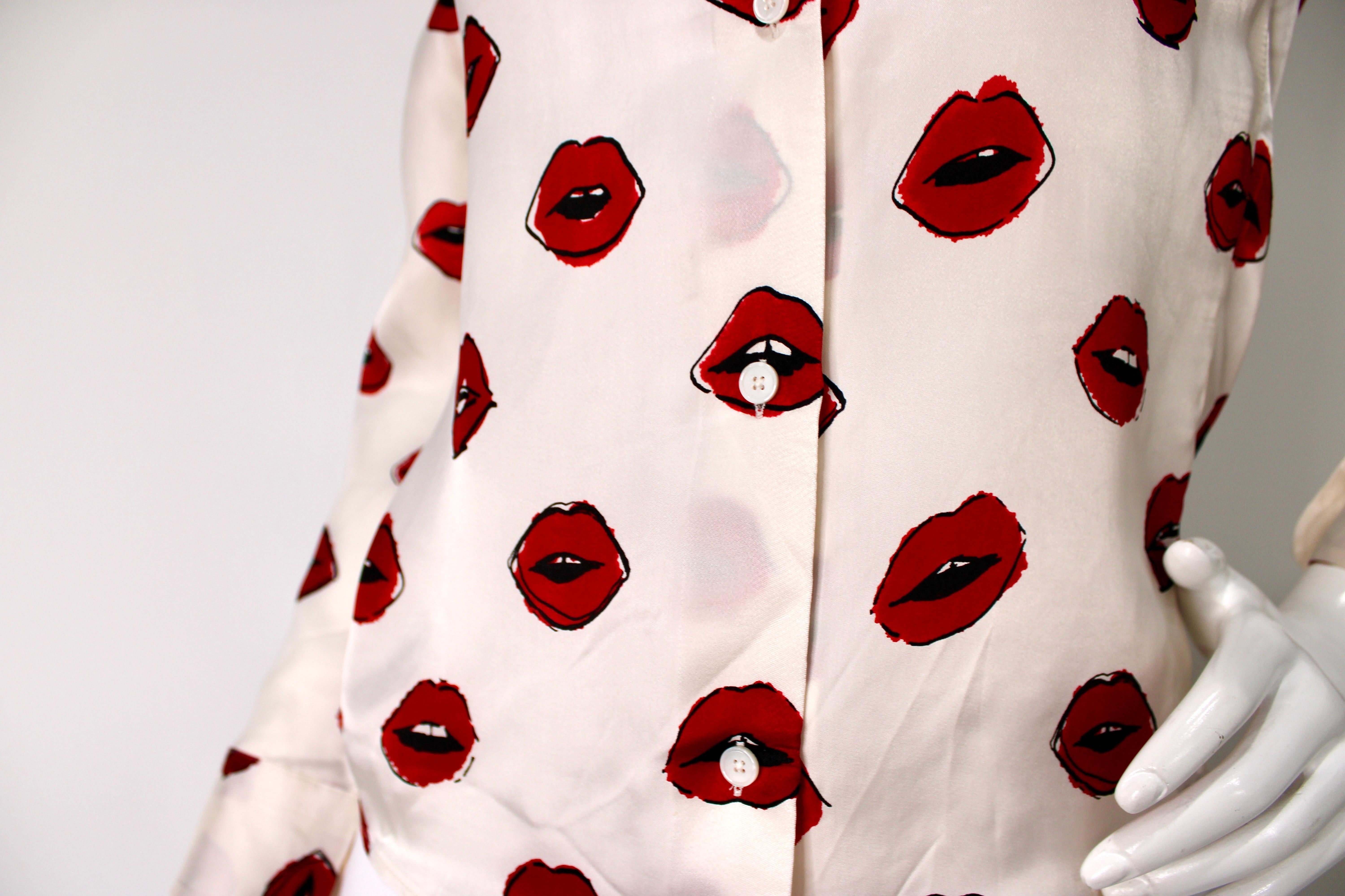 Khaite Argo, blusa in twill di seta con stampa a labbra e bottone In condizioni buone in vendita a Scottsdale, AZ