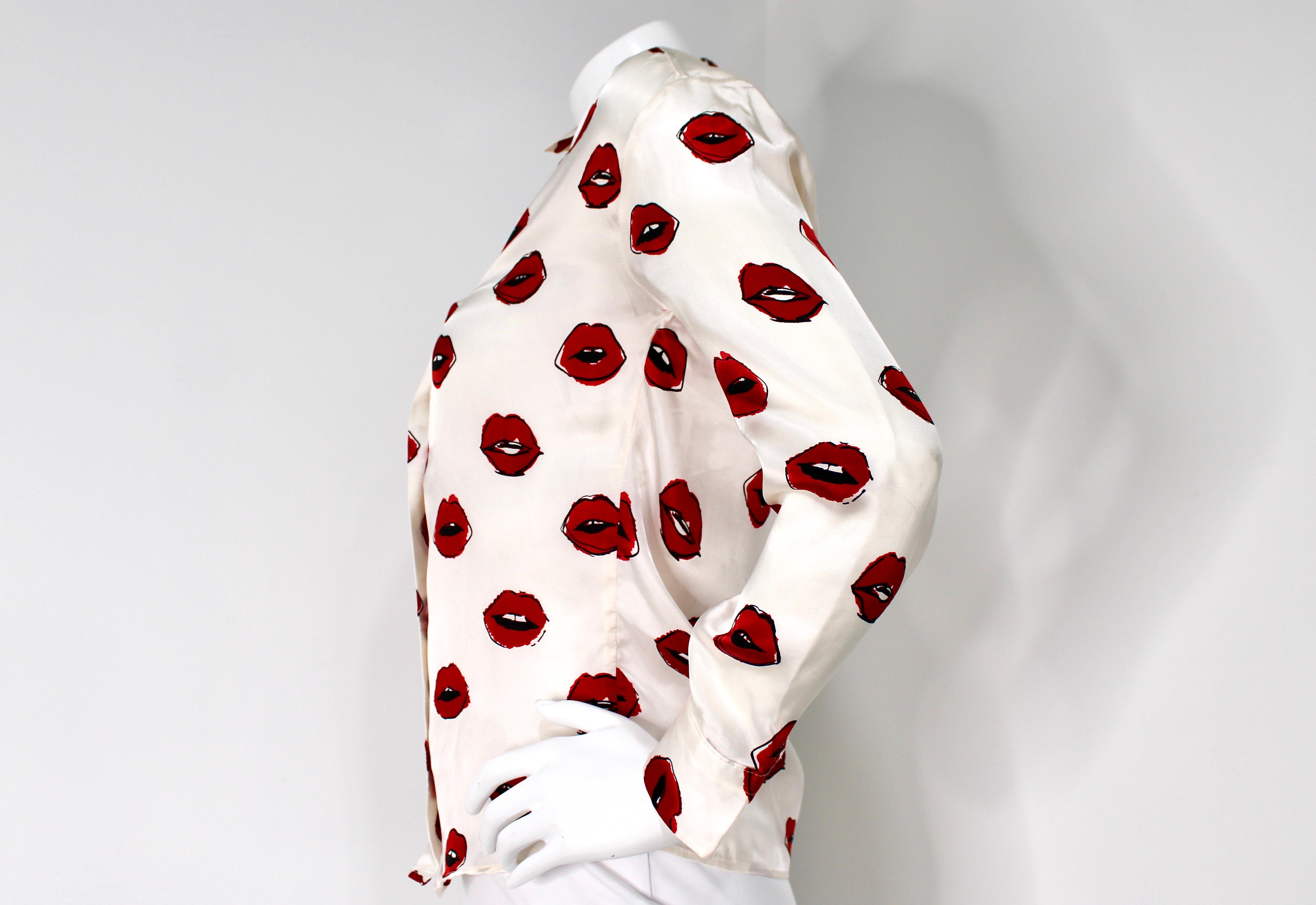 Donna Khaite Argo, blusa in twill di seta con stampa a labbra e bottone in vendita