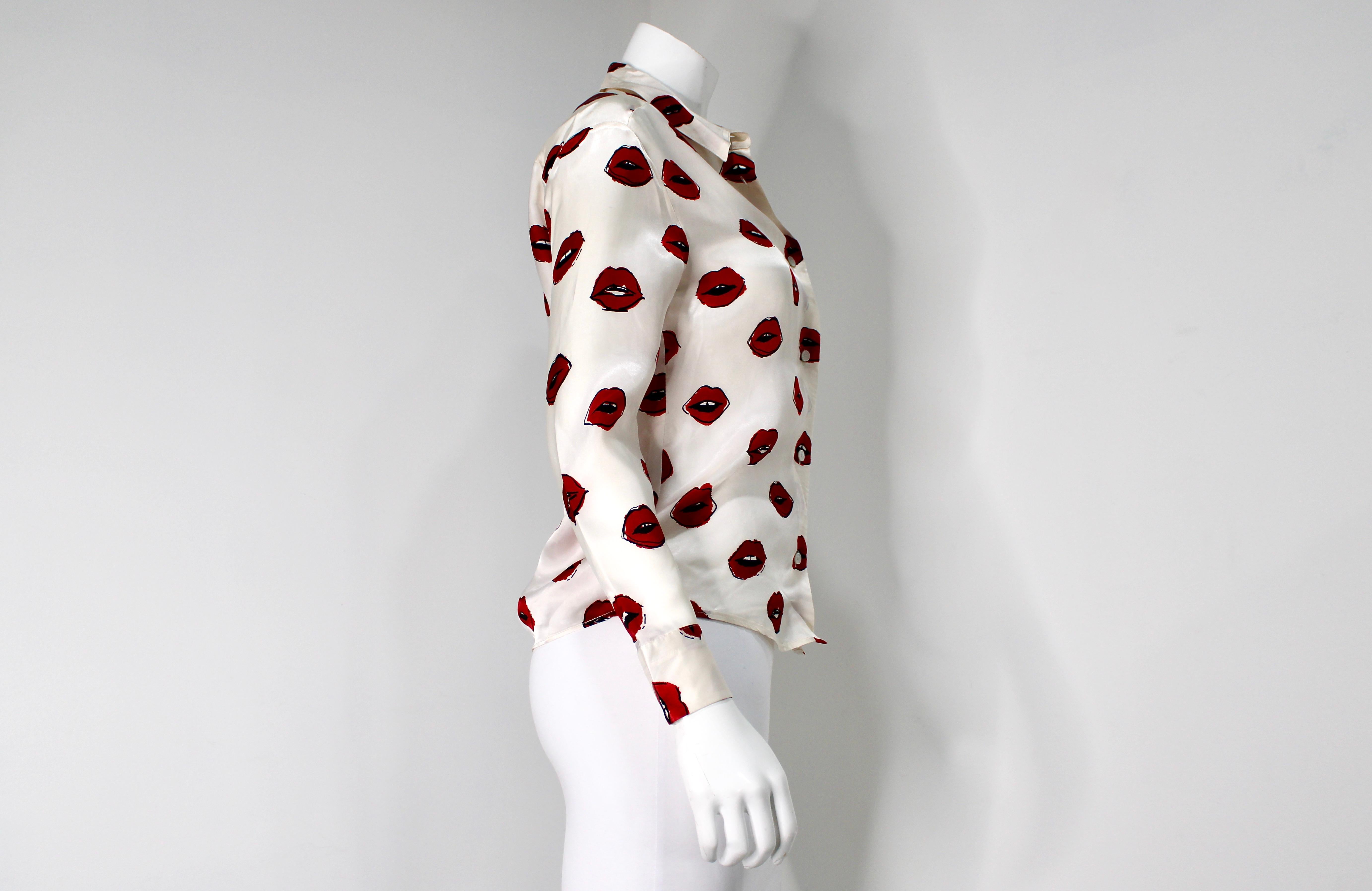 Khaite Argo, blusa in twill di seta con stampa a labbra e bottone in vendita 1