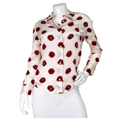 Khaite Argo, blusa in twill di seta con stampa a labbra e bottone