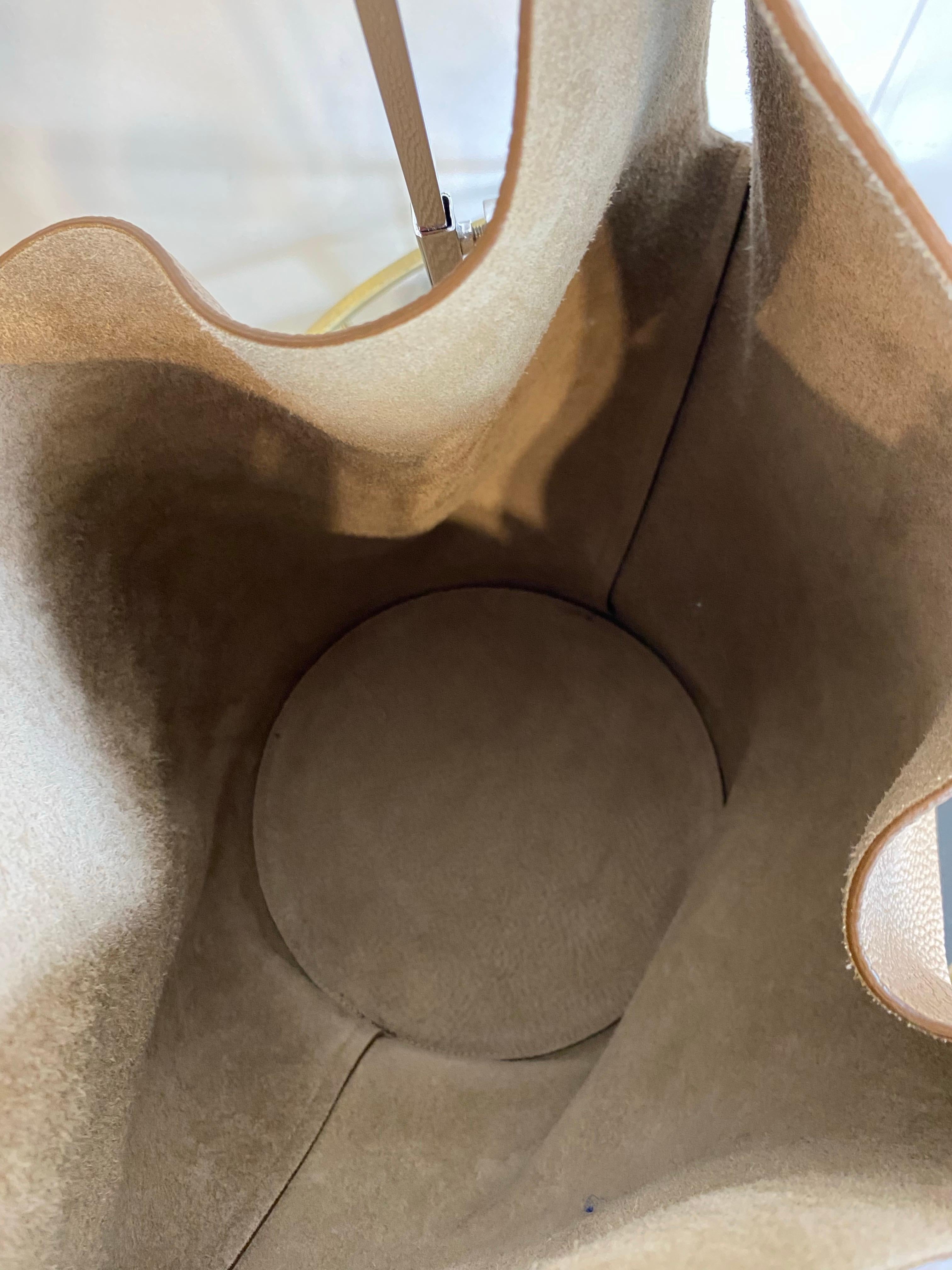 Khaite bag in beige leather. In New Condition For Sale In Carnate, IT