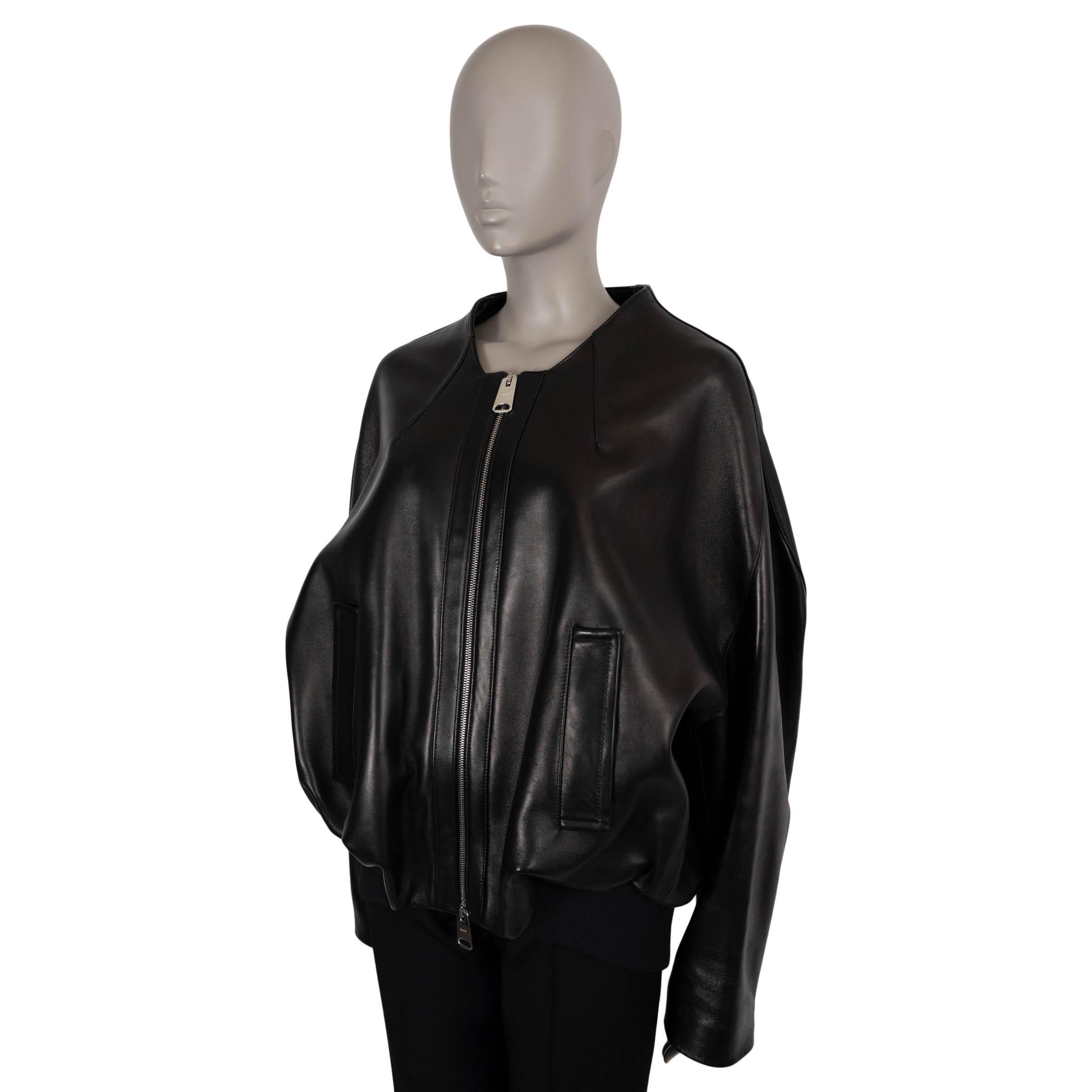 Questo bomber Khaite Hewit, autentico al 100%, è realizzato in morbida pelle d'agnello nera e mostra il caratteristico equilibrio tra struttura e facilità del marchio. Presenta una silhouette oversize con spalle scese, una scollatura geometrica, due
