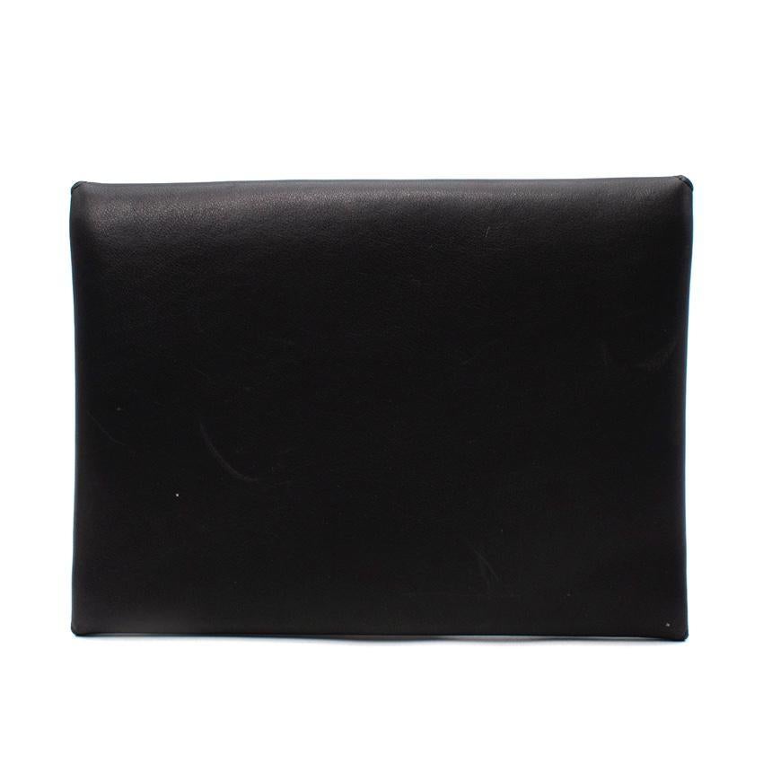 Khaite Black Leather Envelope Pouch

-Black leather envelope-shaped pochette
-Gold embossed logo
-Gold tone press-stud

Materials
100% Leather

Made in Italy

PLEASE NOTE, THESE ITEMS ARE PRE-OWNED AND MAY SHOW SIGNS OF BEING STORED EVEN WHEN UNWORN