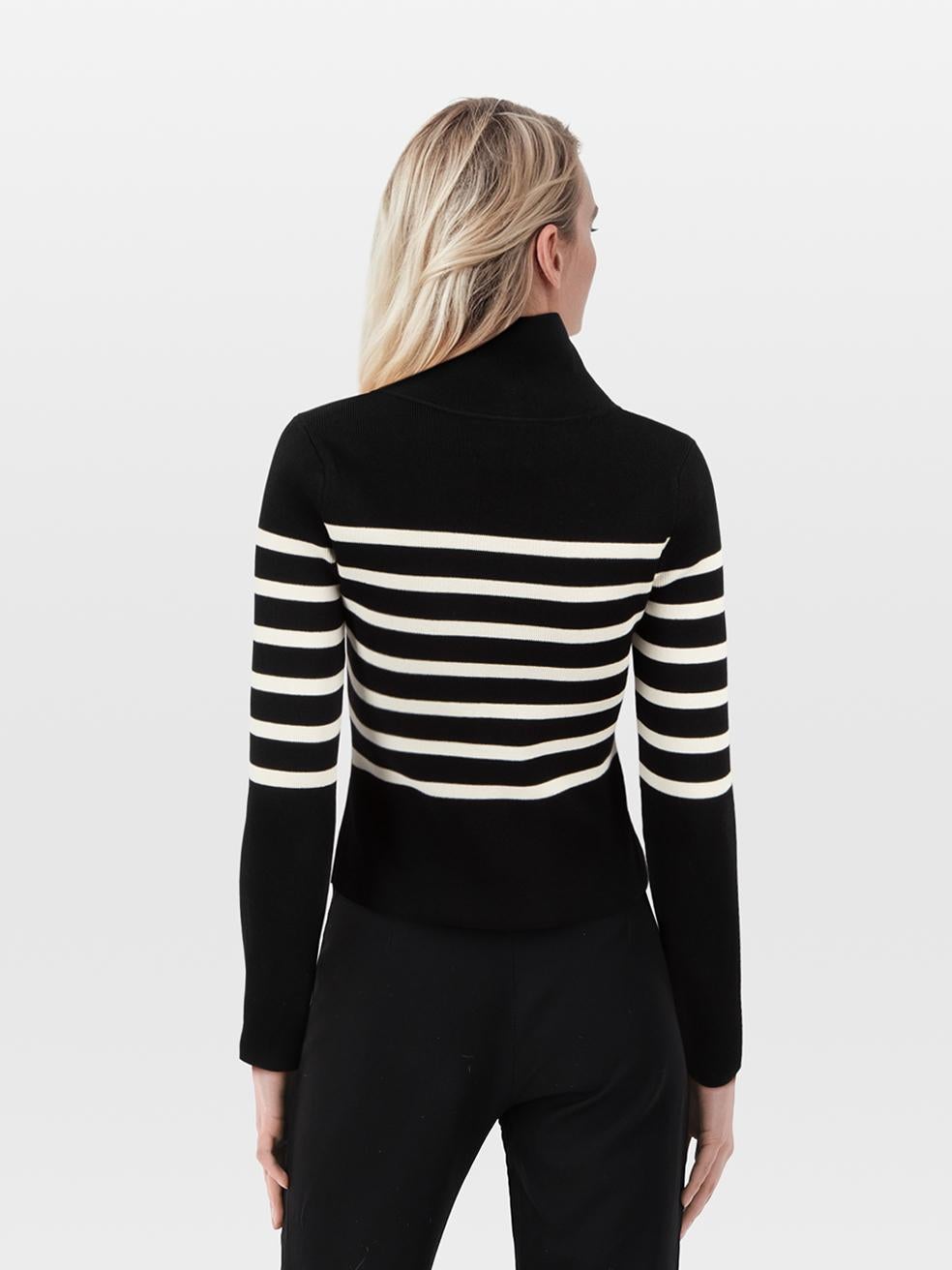 La condizione è che non è mai stato indossato. Questo nuovo articolo di rivendita firmato Khaite non presenta alcun segno di usura visibile.
 
 
 
 Dettagli
 
 
 Multicolore - nero, bianco
 
 Viscosa
 
 Top in maglia
 
 Motivo a righe bianche
 
