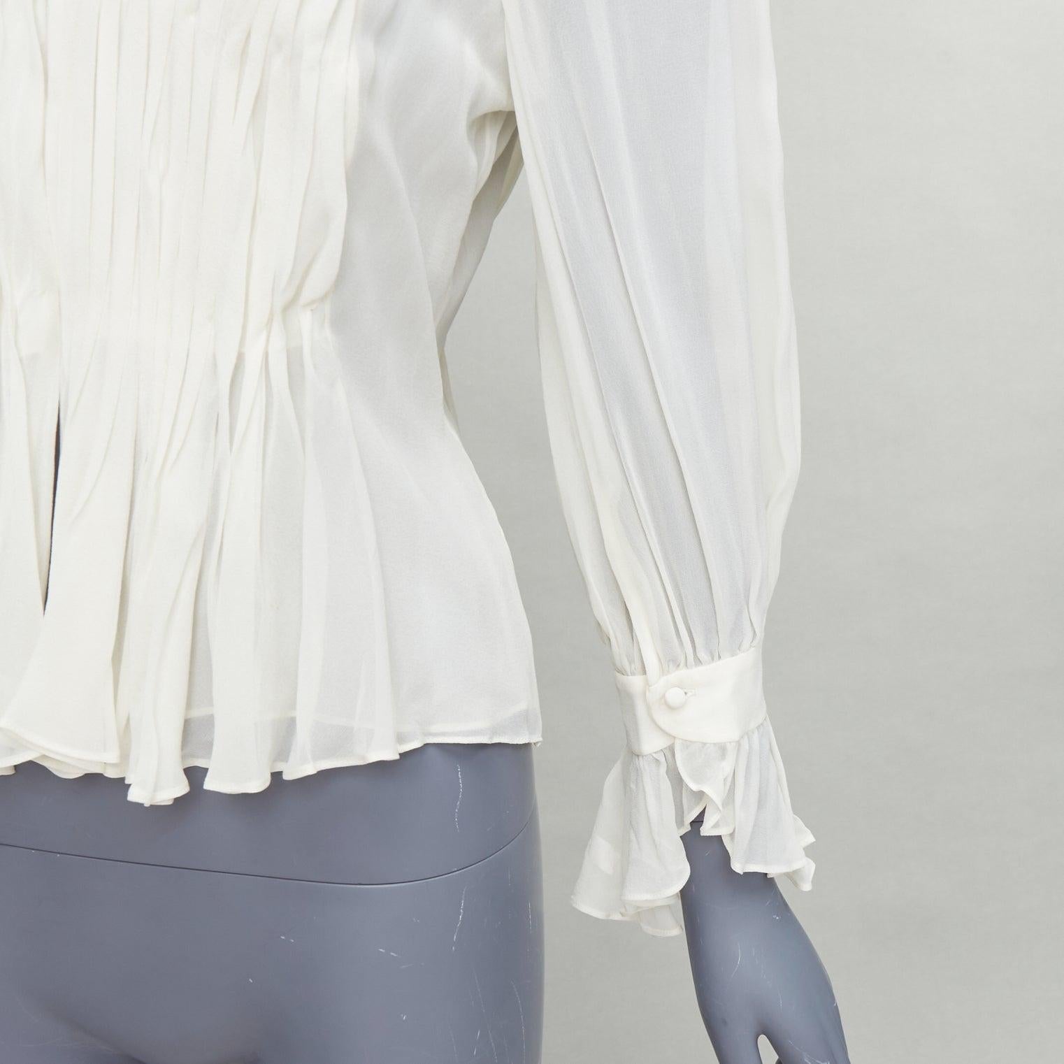 KHAITE Carlin, camicetta in seta color avorio con scollo a V e maniche a pieghe US4 S
Riferimento: KYCG/A00168
Marchio: Khaite
Model: Carlin
Materiale: Seta
Colore: crema
Modello: Tinta unita
Chiusura: autocollante
Dettagli extra: 100% seta.