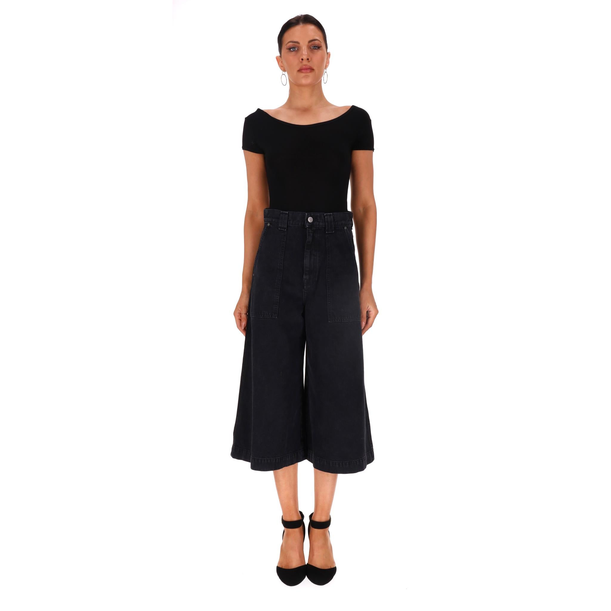 Culottes a gamba larga in denim di Khaite

Pantaloni culotte in denim nero con gamba ampia e tagliata.

Design a vita alta con tasche profonde sul davanti.

Prezzo di listino circa 500 euro

Taglia - 27 - Piccola

Condit - Molto buono (piccolo