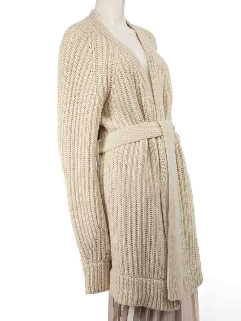 CONDIT ist sehr gut. Minimale Abnutzung der Strickjacke ist offensichtlich. Minimale Abnutzungserscheinungen mit allgemeinen Pilling auf diesem gebrauchten Khaite Designer Wiederverkaufsartikel.
 
 
 
 Einzelheiten
 
 
 Ecru
 
 Kaschmir
 
