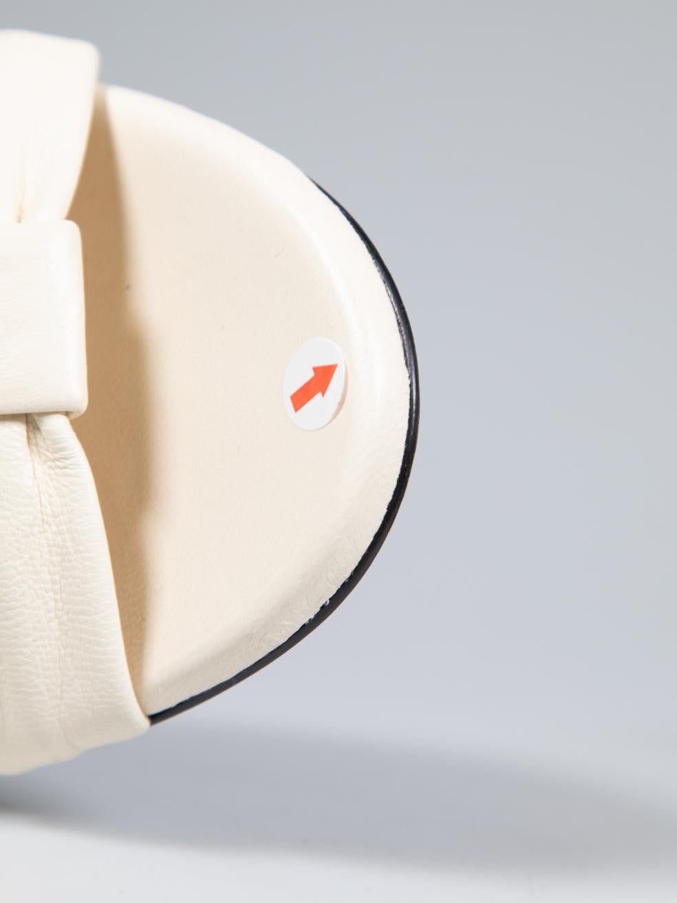 Khaite - Sandali con tacco a strappo in pelle ecru - taglia IT 41 in vendita 5
