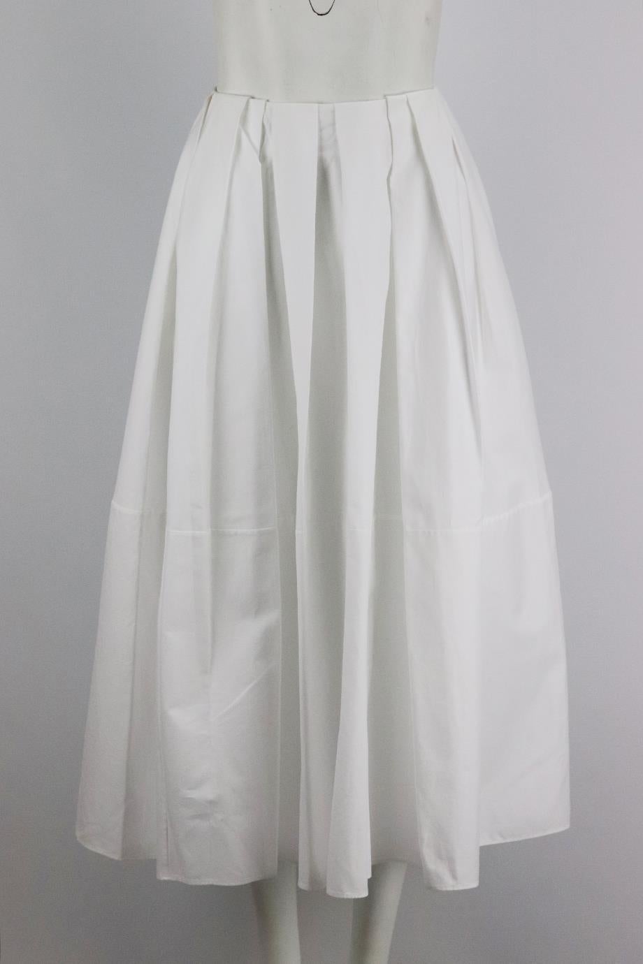 Khaite pleated cotton midi skirt. White. Zip fastening at back. 100% Cotton. Size: US 4 (UK 8, FR 36, IT 40). Waist: 24.5 in. Hips: 60 in. Length: 34 in Very good condition - No sign of wear; see pictures.
