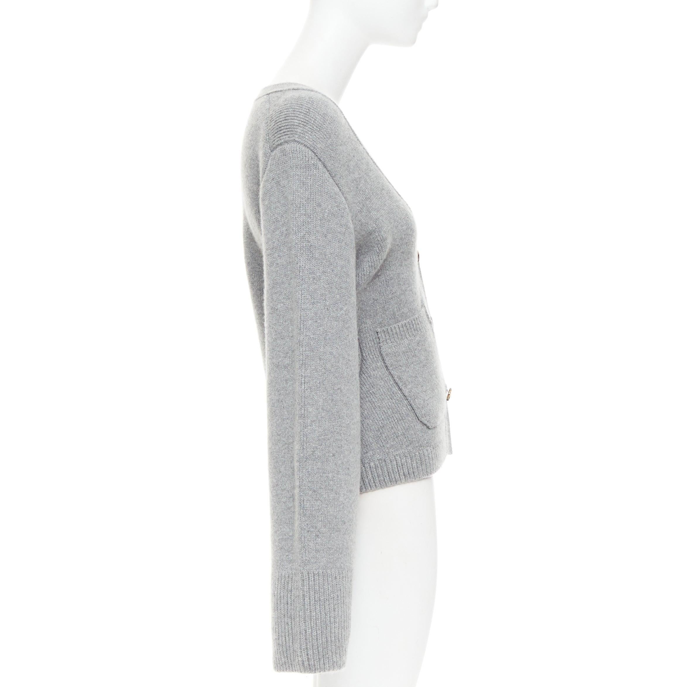 KHAITE The Scarlet cardigan à col en V à poignets géométriques en cachemire gris XS Pour femmes en vente
