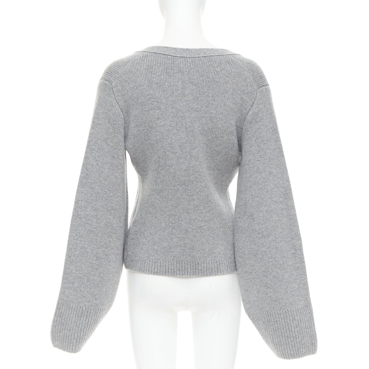 KHAITE The Scarlet cardigan à col en V à poignets géométriques en cachemire gris XS en vente 1