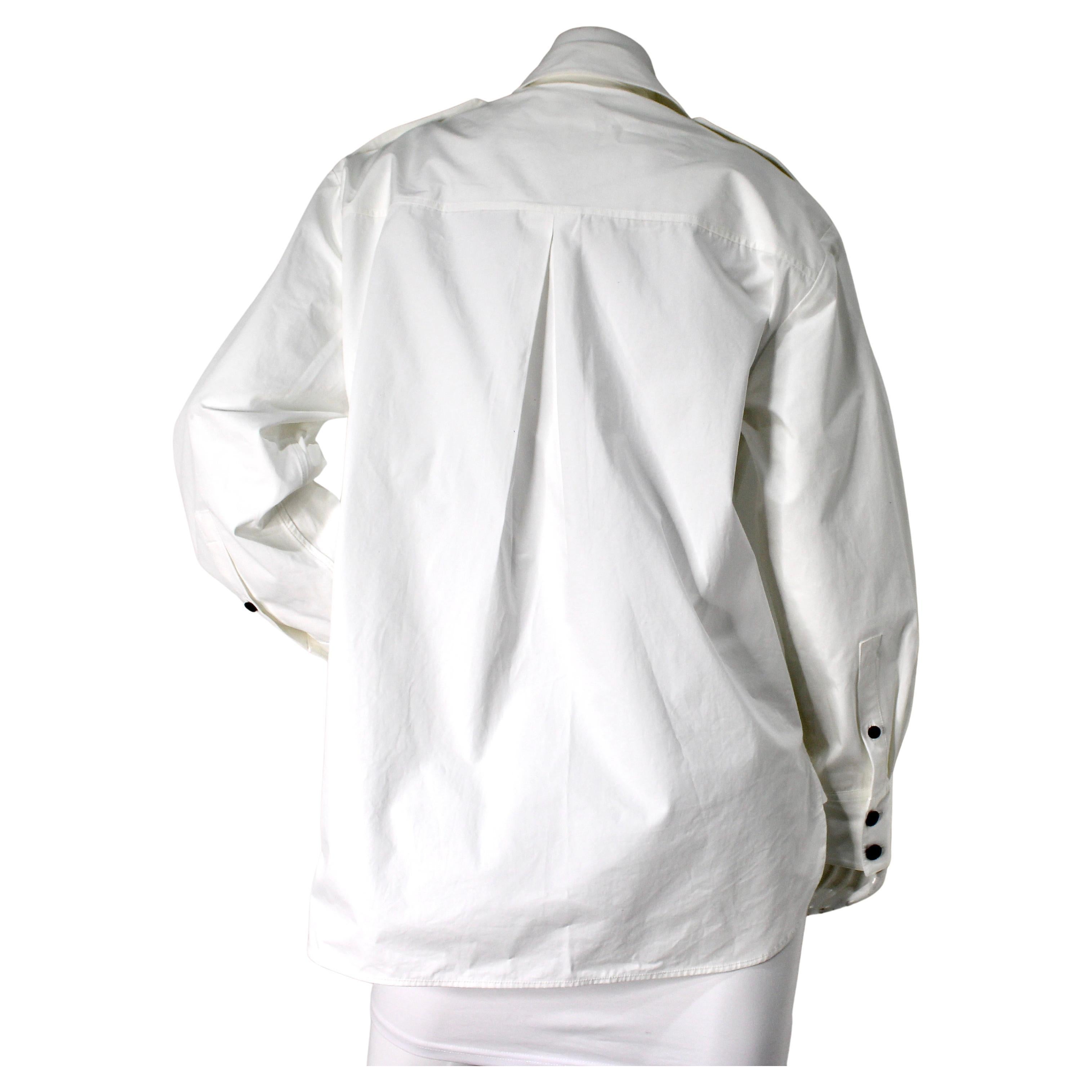 La camisa blanca con botones sobredimensionada de algodón Missa de Khaite es un básico atemporal y versátil que irradia elegancia sin esfuerzo. Confeccionada en algodón nítido de alta calidad, esta camisa oversize ofrece una silueta relajada pero