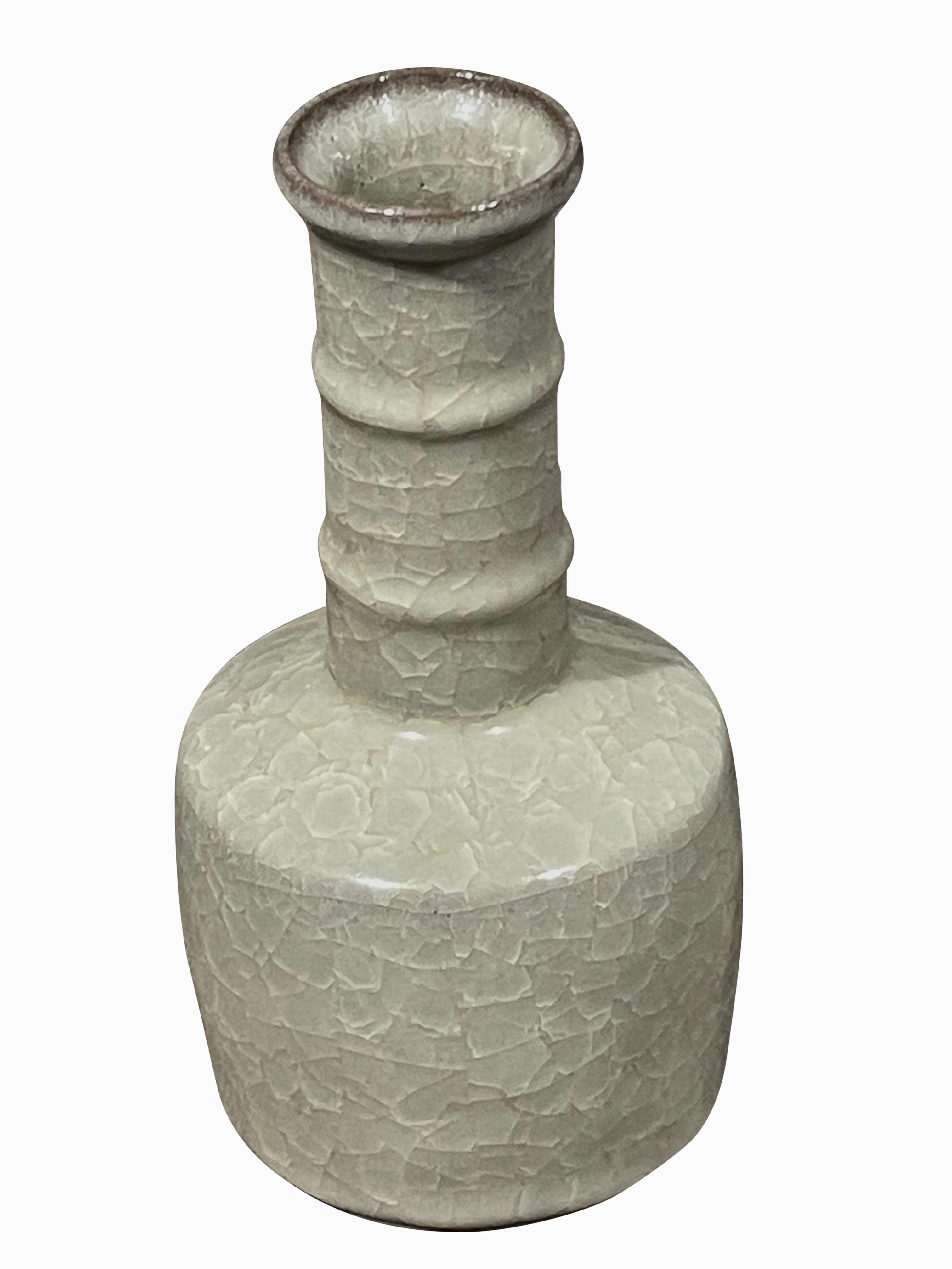 Zeitgenössische chinesische khakifarbene Vase mit Craquelé-Glasur.
Teil einer großen Sammlung mit verschiedenen Formen und Größen.
Trichterausschnitt mit horizontalem Rippenmuster.
Flaschenförmiger Sockel.