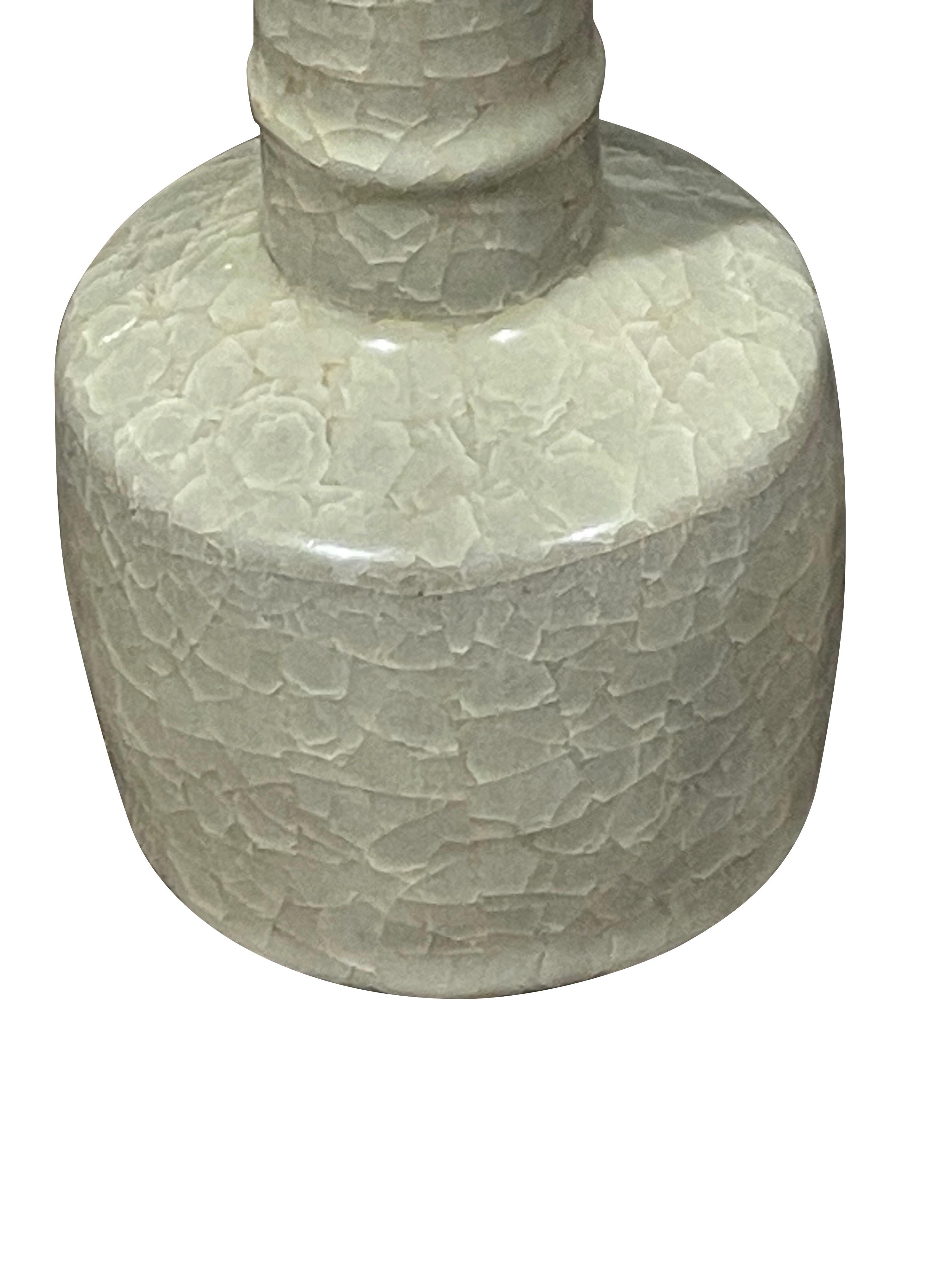 Khaki Crackle Glaze Vase in Flaschenform, China, Contemporary im Zustand „Neu“ im Angebot in New York, NY