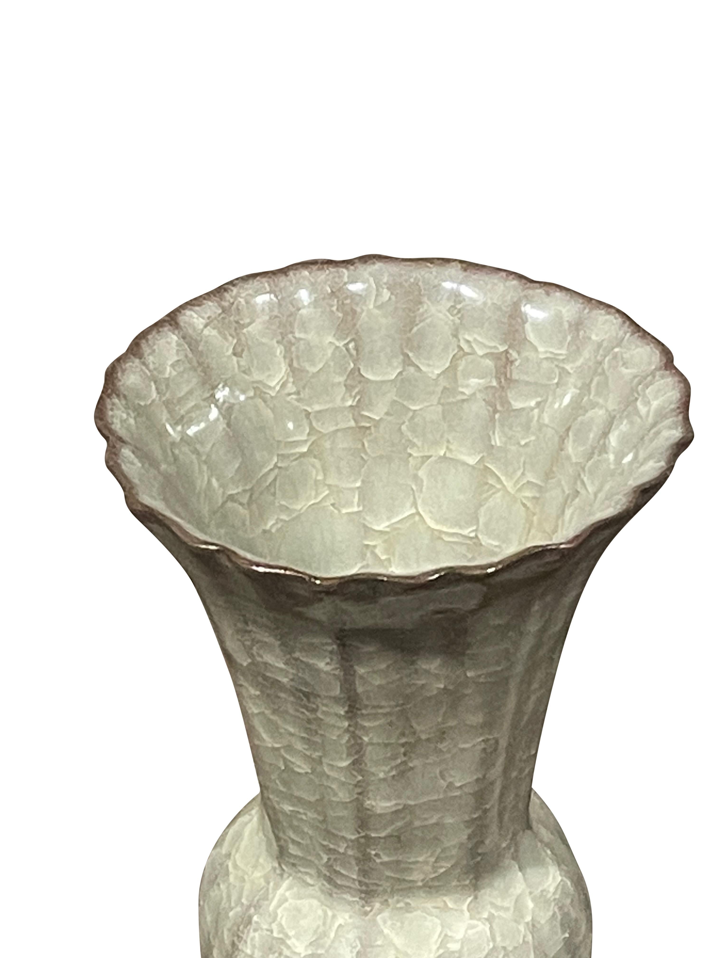 Vase chinois contemporain de couleur kaki avec une finition de glaçure craquelée.
Fait partie d'une grande collection avec des formes et des tailles variées.
Design/One à large ouverture cannelée.