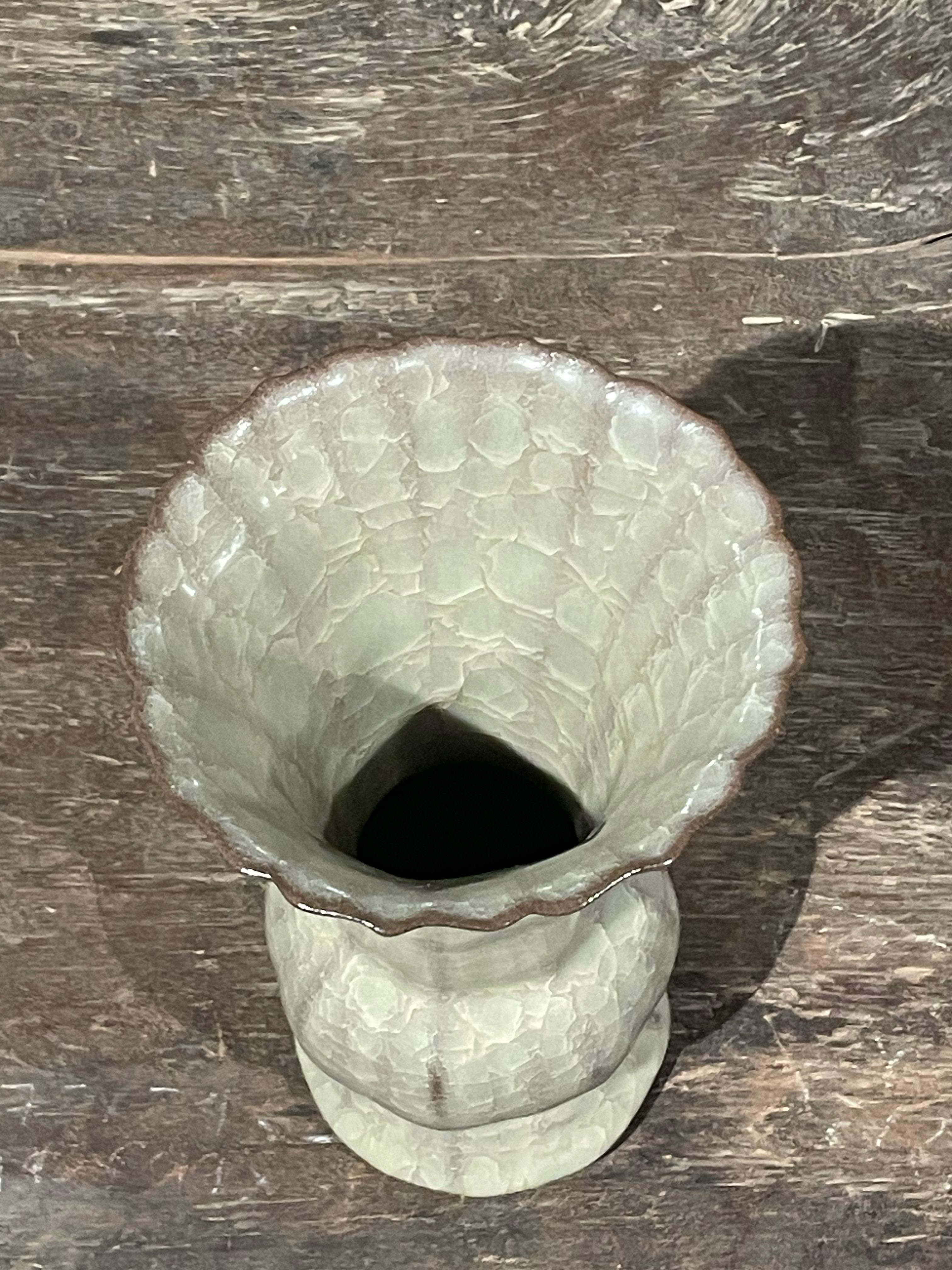 Chinois Vase cannelé à large ouverture en glaçure craquelée kaki, Chine, Contemporain en vente