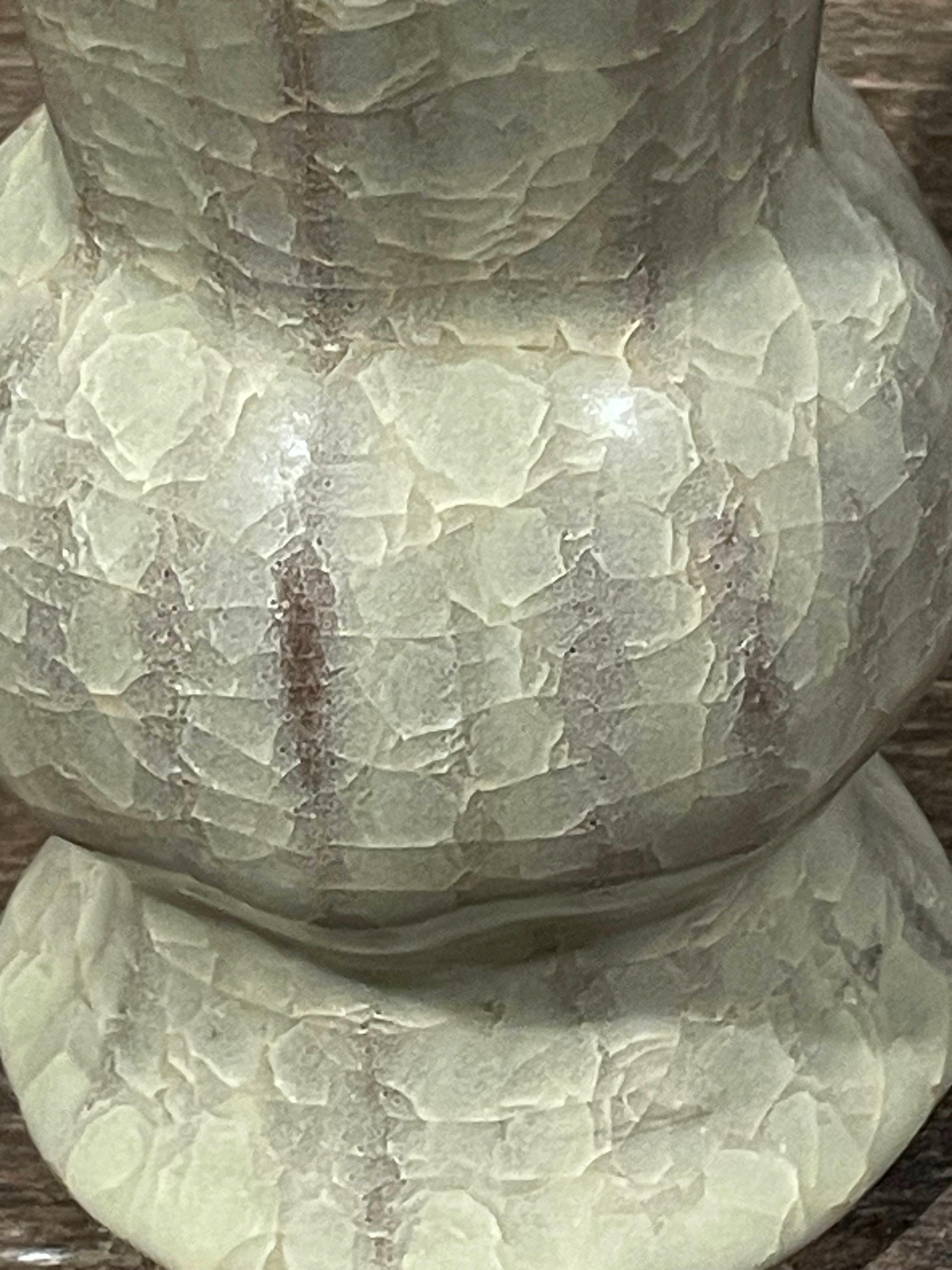 Vase cannelé à large ouverture en glaçure craquelée kaki, Chine, Contemporain Neuf - En vente à New York, NY