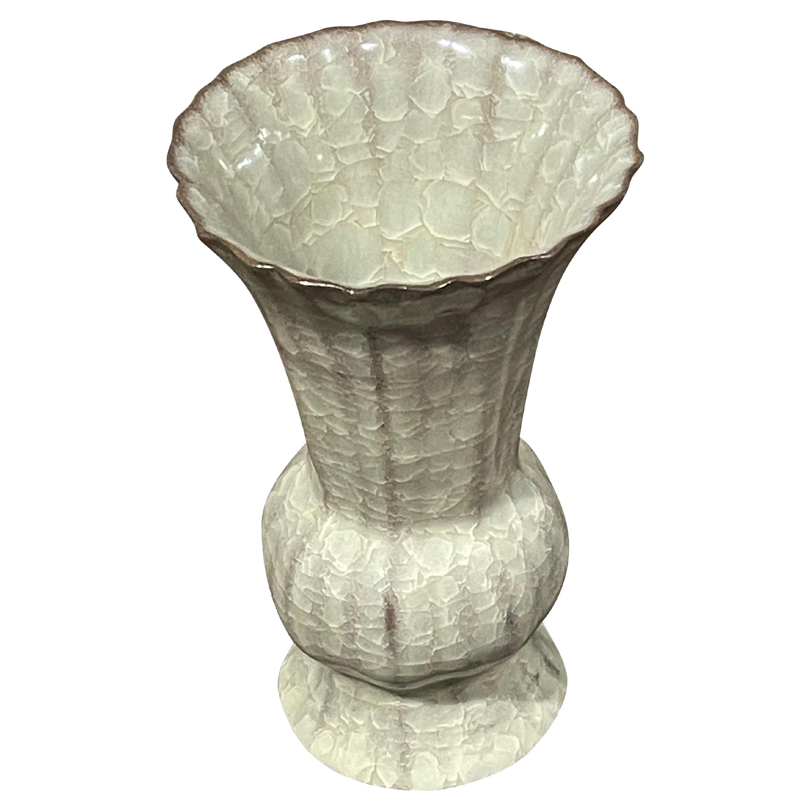 Khaki Crackle Glaze geriffelte Vase mit breiter Öffnung, China, Contemporary