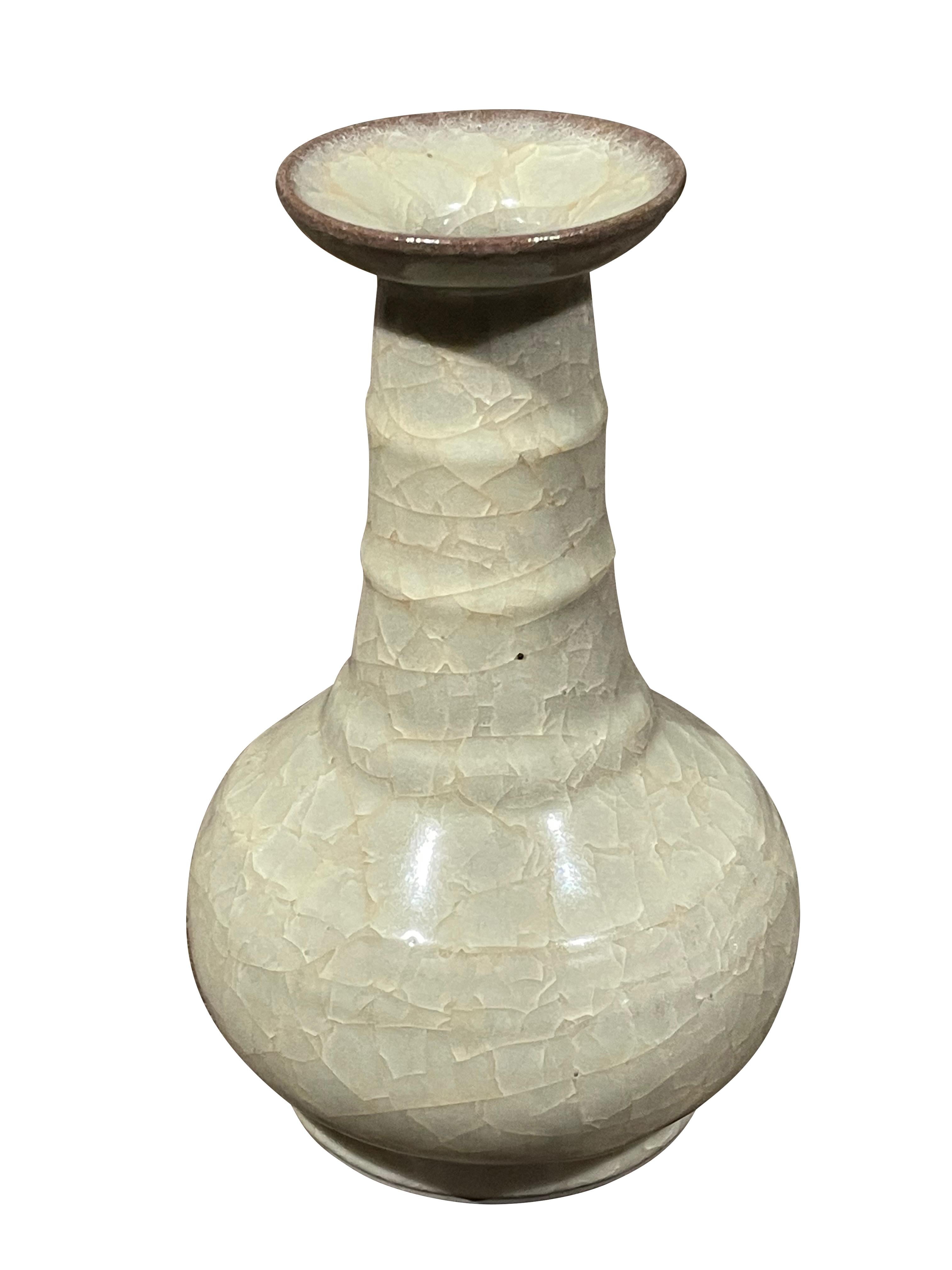 Vaso cinese contemporaneo color kaki con finitura in smalto crepla.
Fa parte di un'ampia collezione di forme e dimensioni diverse.
Collo a imbuto con dettaglio a coste orizzontali.