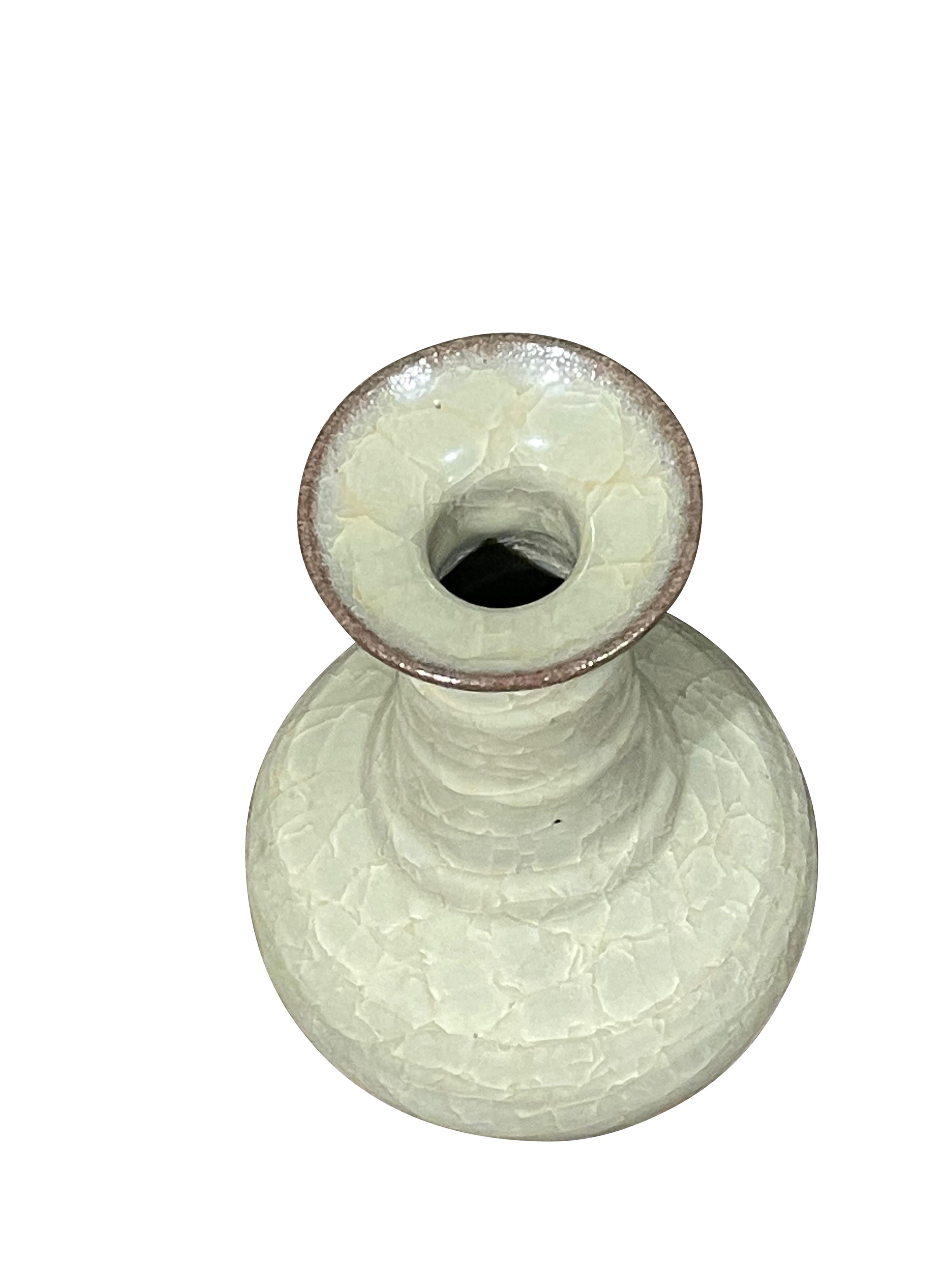 Cinese Vaso a collo d'imbuto a coste orizzontali con smalto craquelé, Cina, Contemporaneo in vendita