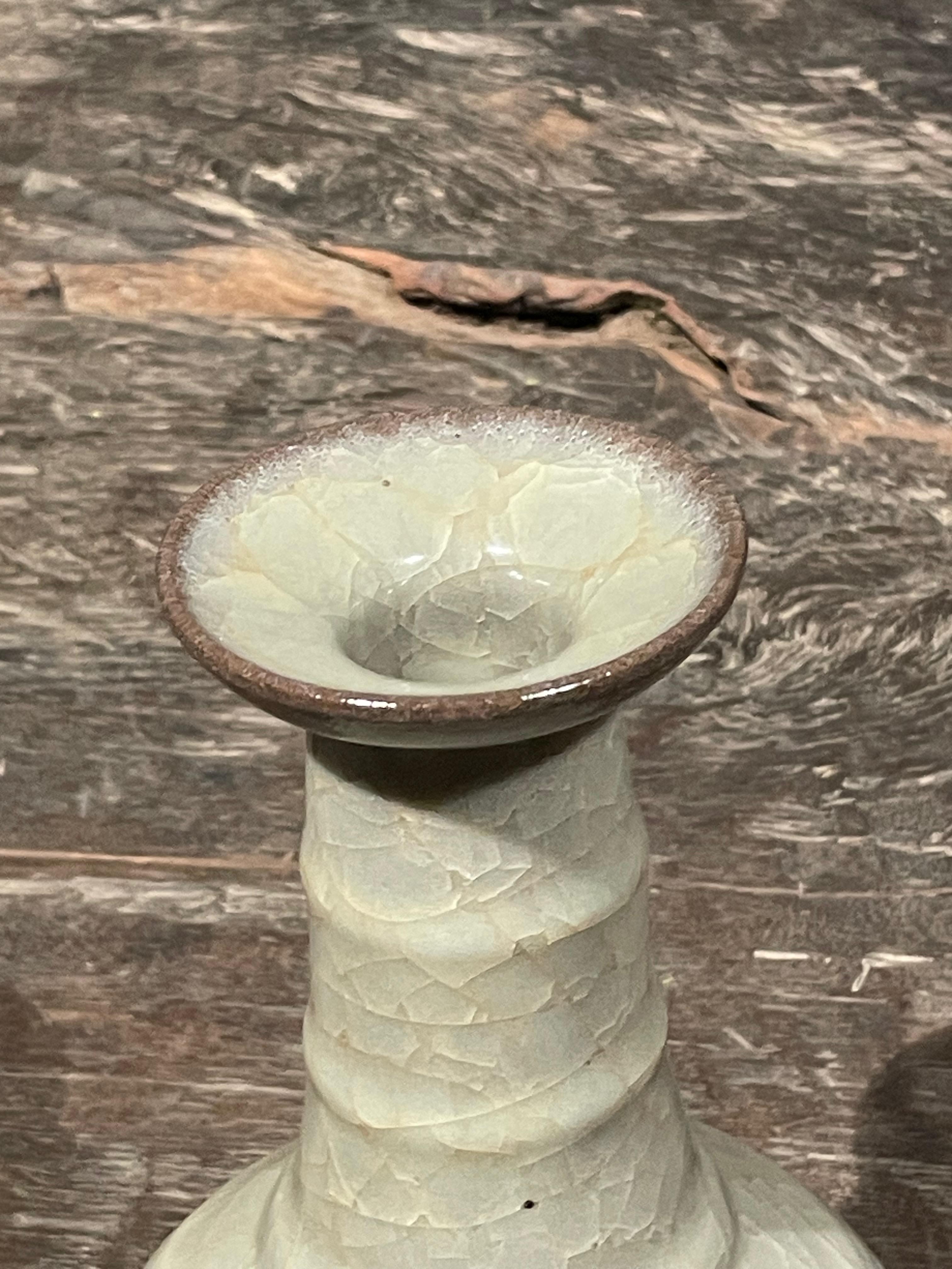 XXI secolo e contemporaneo Vaso a collo d'imbuto a coste orizzontali con smalto craquelé, Cina, Contemporaneo in vendita