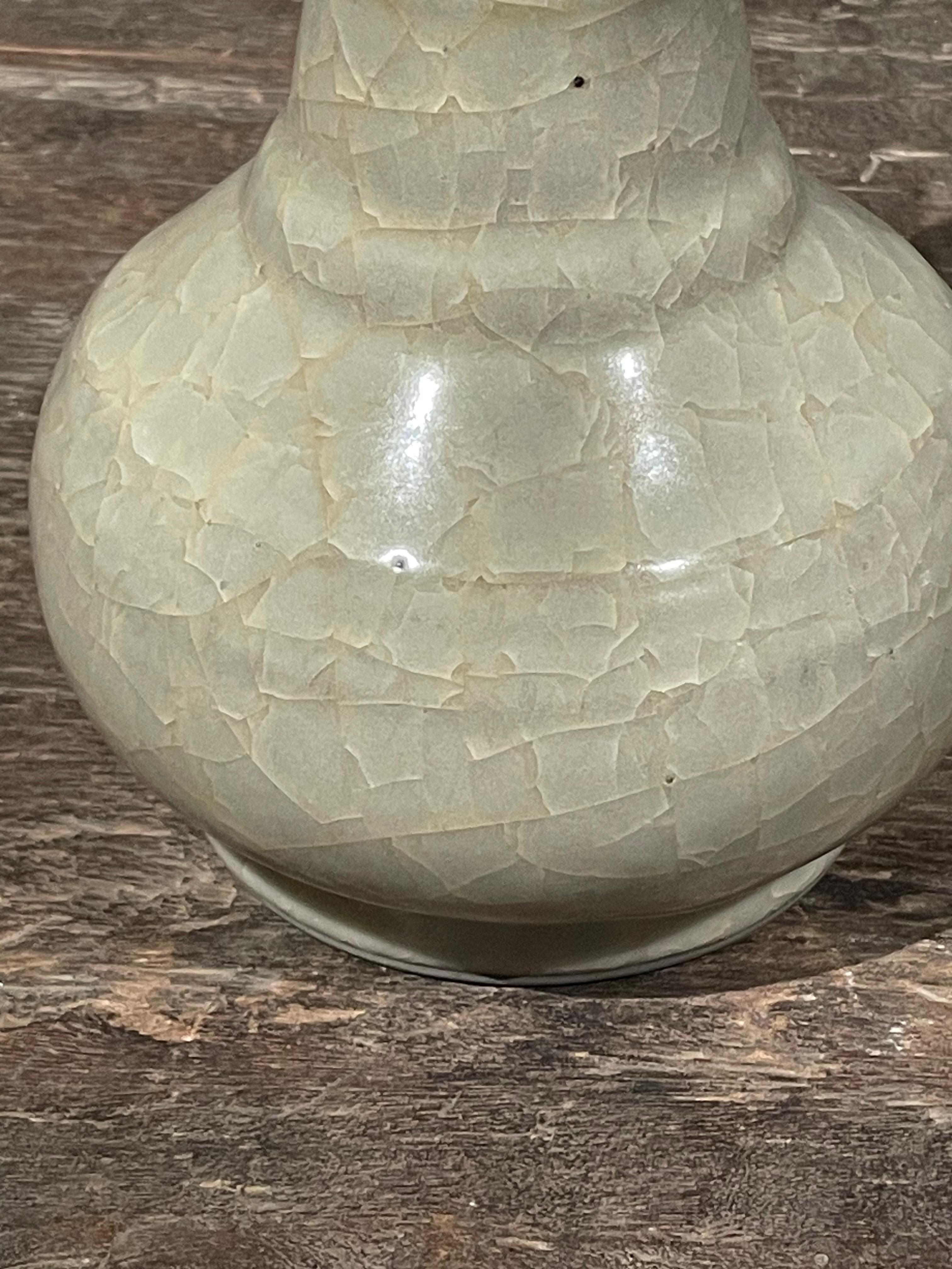 Ceramica Vaso a collo d'imbuto a coste orizzontali con smalto craquelé, Cina, Contemporaneo in vendita