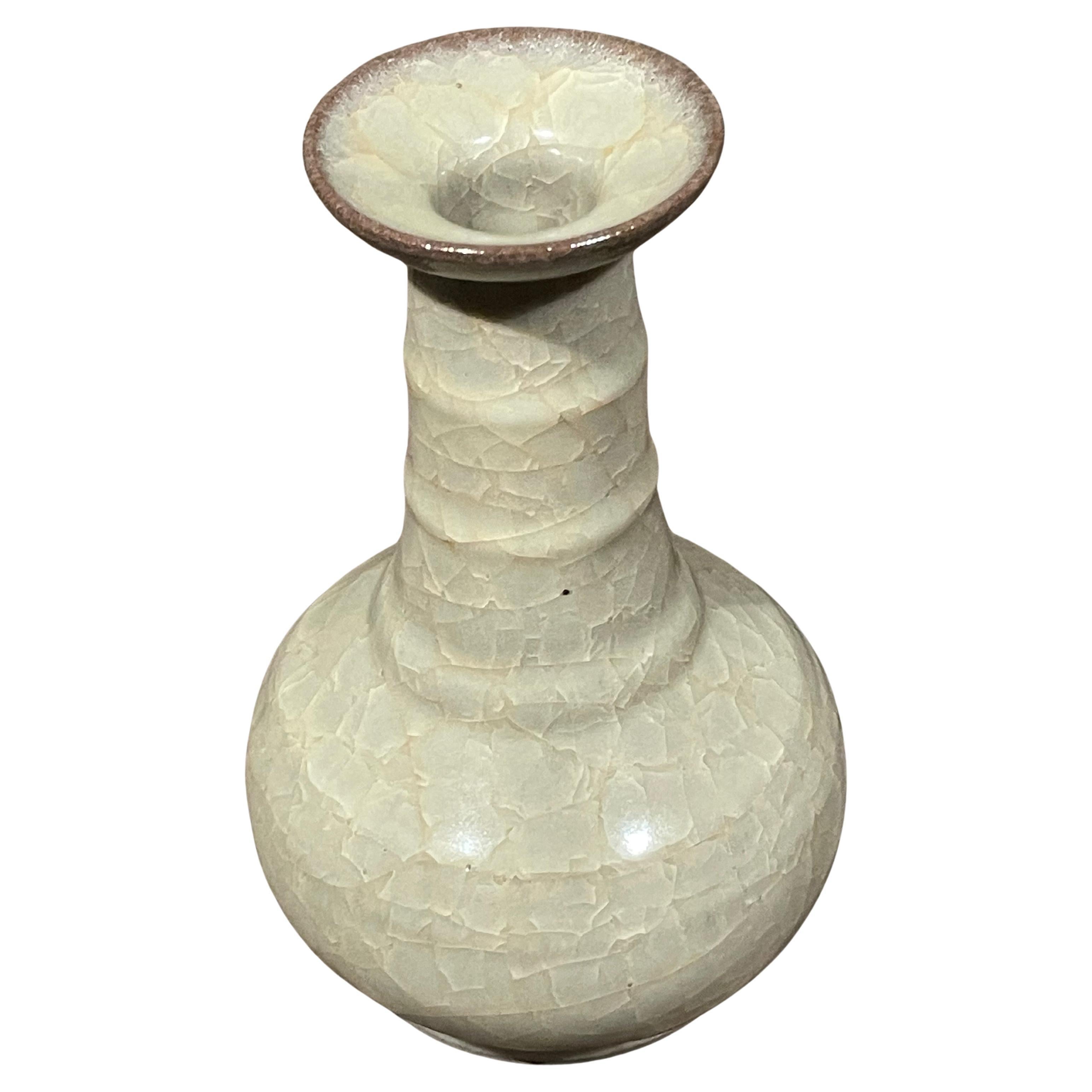 Vaso a collo d'imbuto a coste orizzontali con smalto craquelé, Cina, Contemporaneo