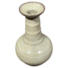 Jarrón con diseño de cuello de embudo y nervaduras horizontales, China, Contemporáneo