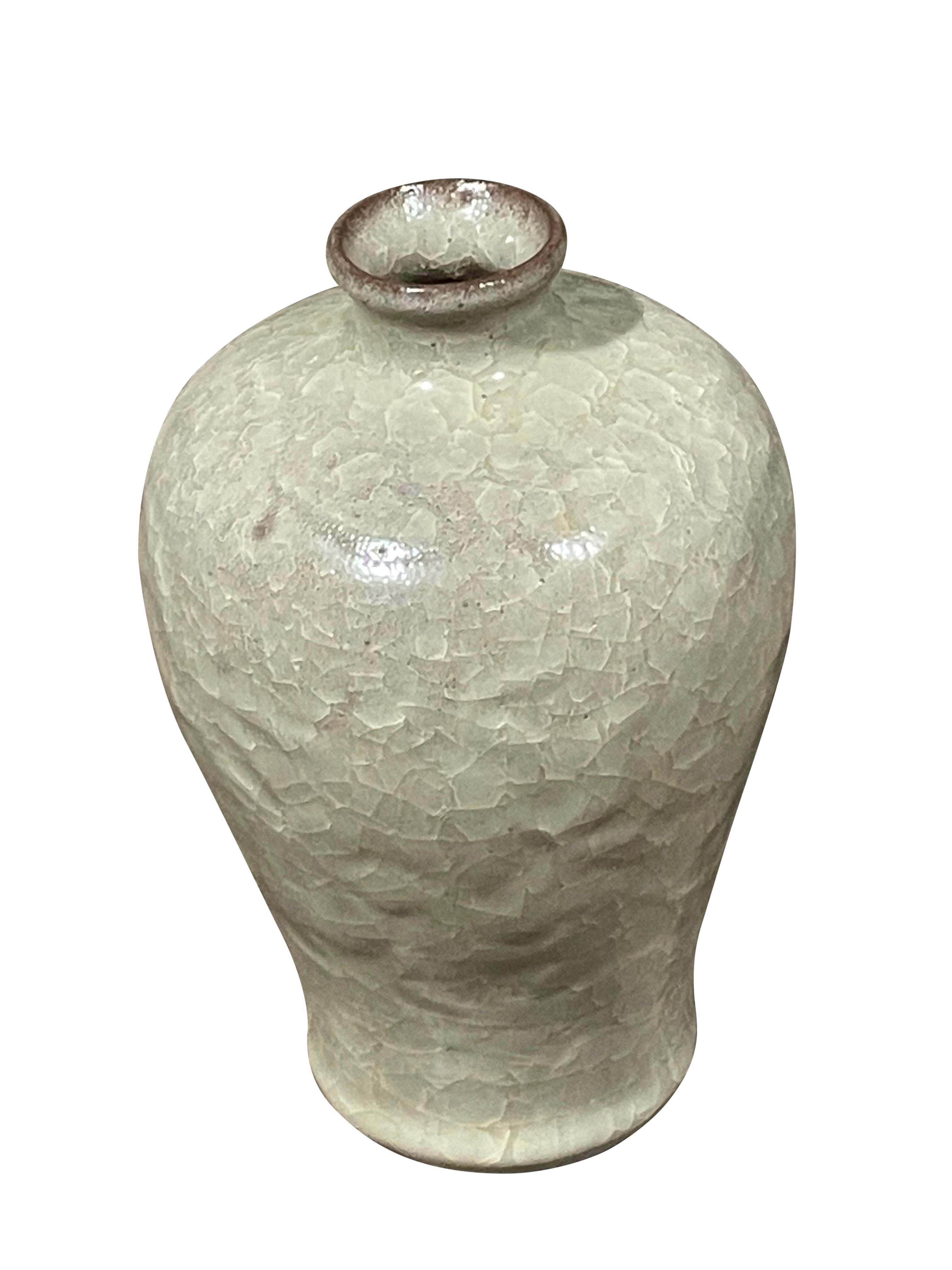 Vase chinois contemporain de couleur kaki avec une finition de glaçure craquelée.
Fait partie d'une grande collection avec des formes et des tailles variées.
Petite ouverture de la lèvre.