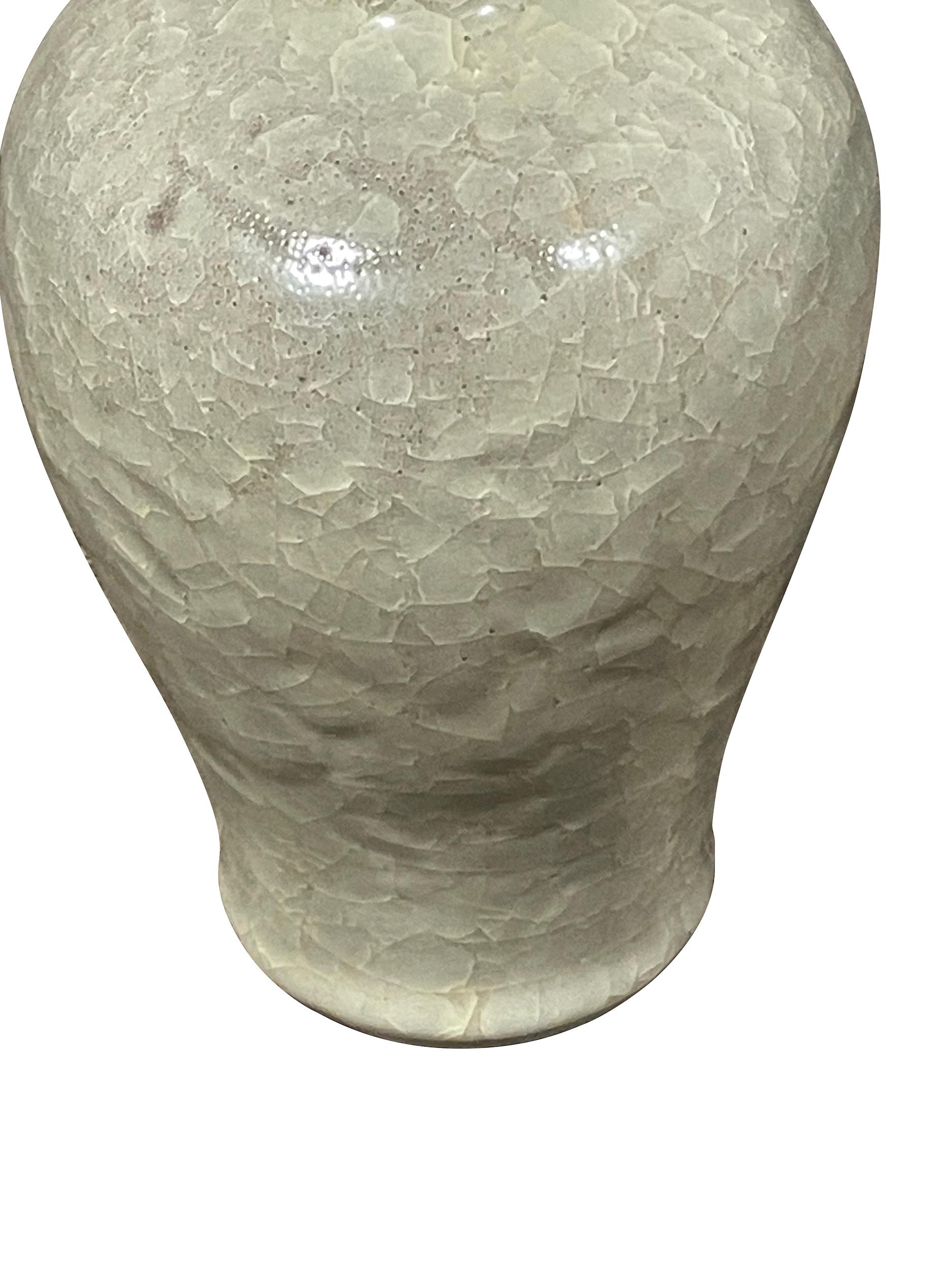 Chinois Vase à petite lèvre en émail craquelé kaki, Chine, Contemporain en vente