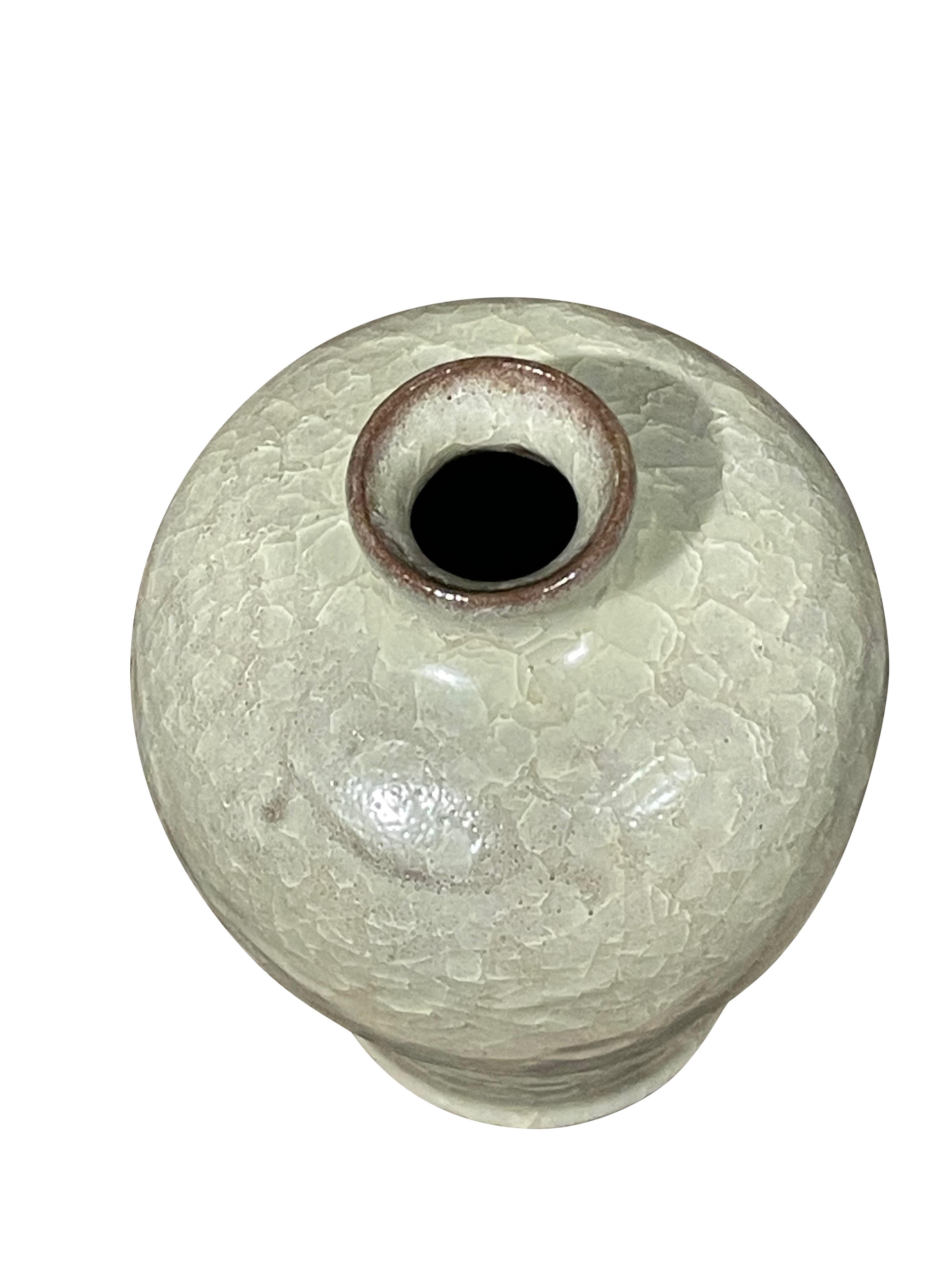 Vase à petite lèvre en émail craquelé kaki, Chine, Contemporain Neuf - En vente à New York, NY