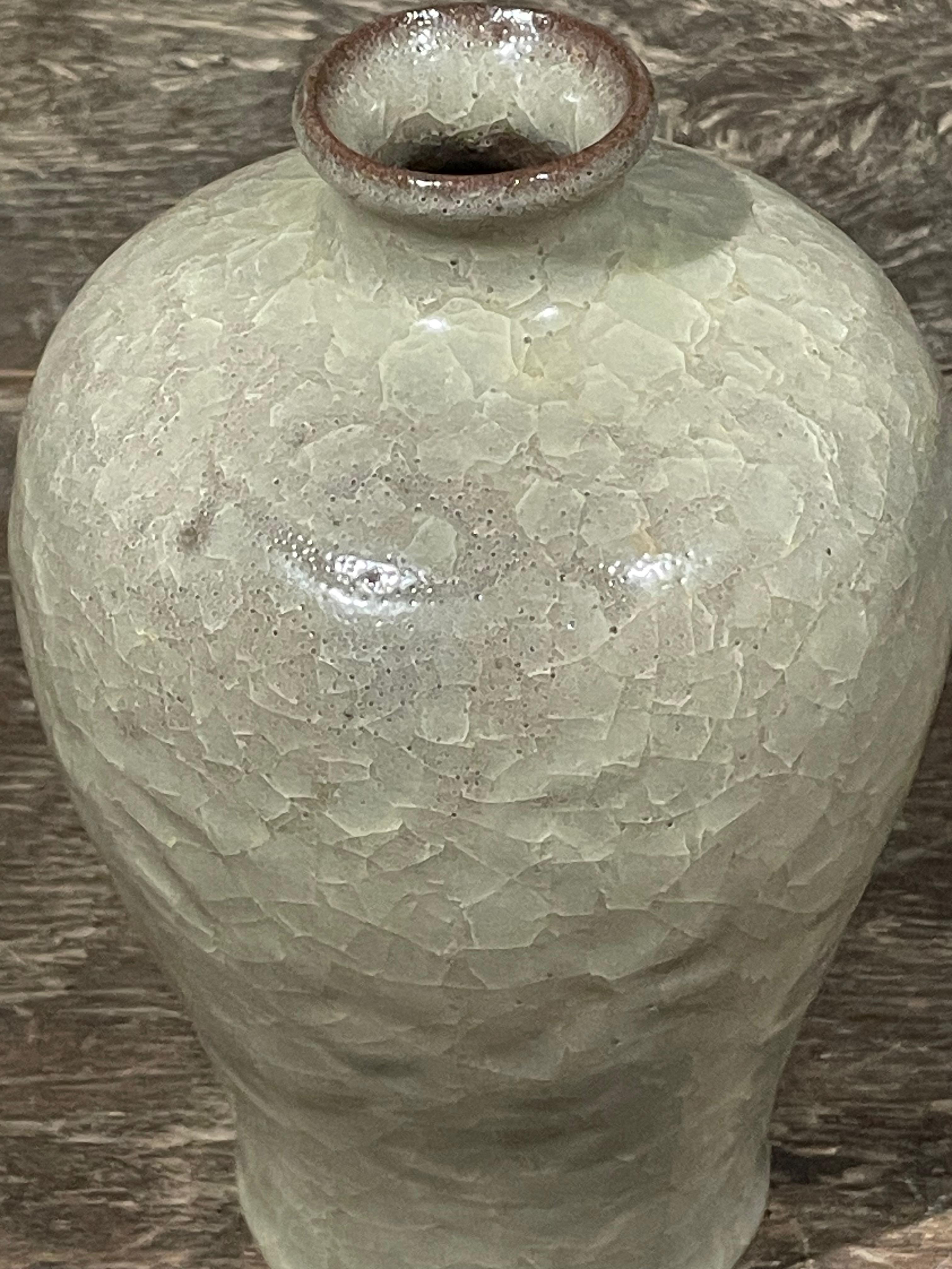 Céramique Vase à petite lèvre en émail craquelé kaki, Chine, Contemporain en vente