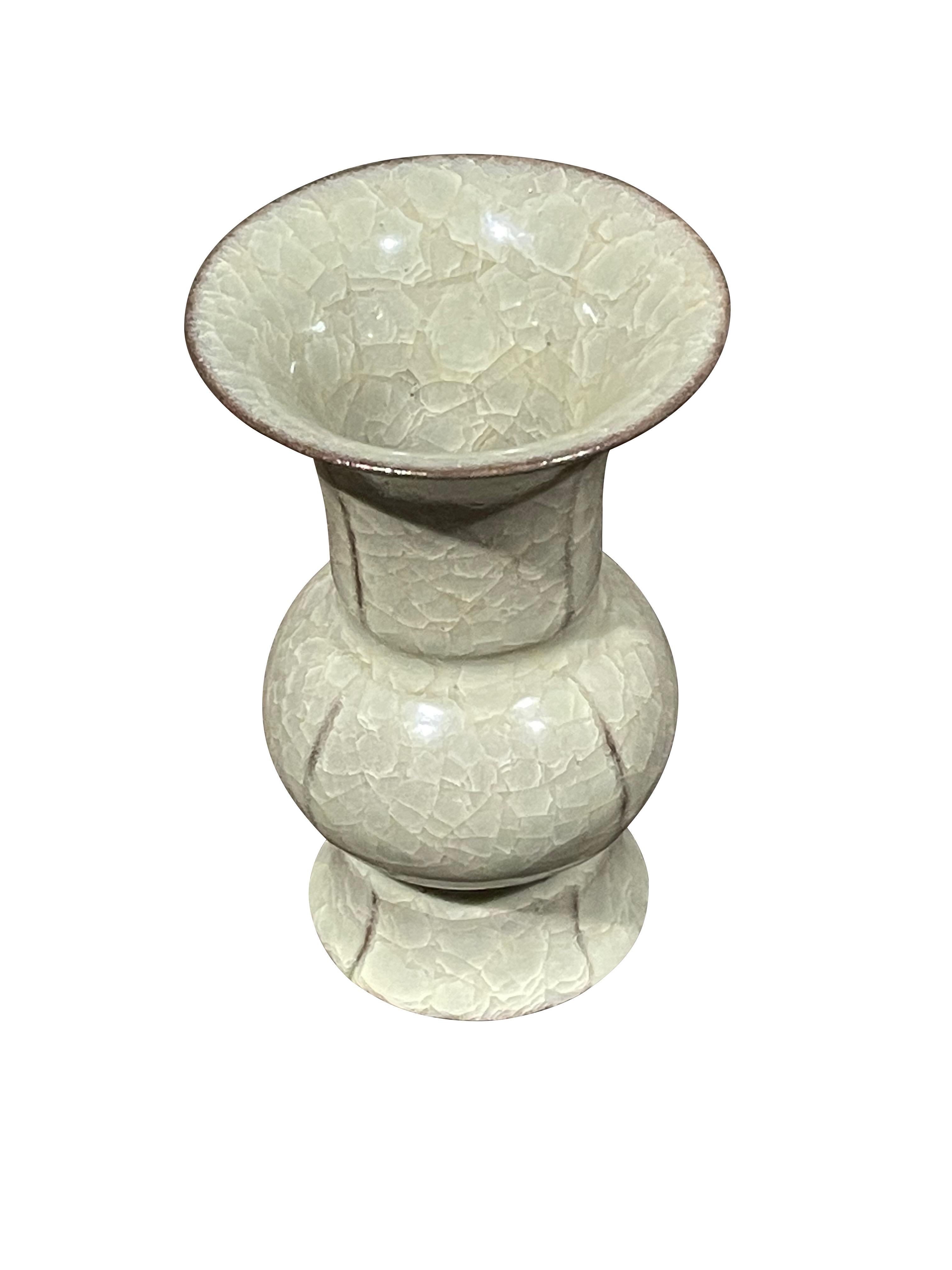 Vase chinois contemporain de couleur kaki avec une finition de glaçure craquelée.
Fait partie d'une grande collection avec des formes et des tailles variées.
Design/One à large ouverture.