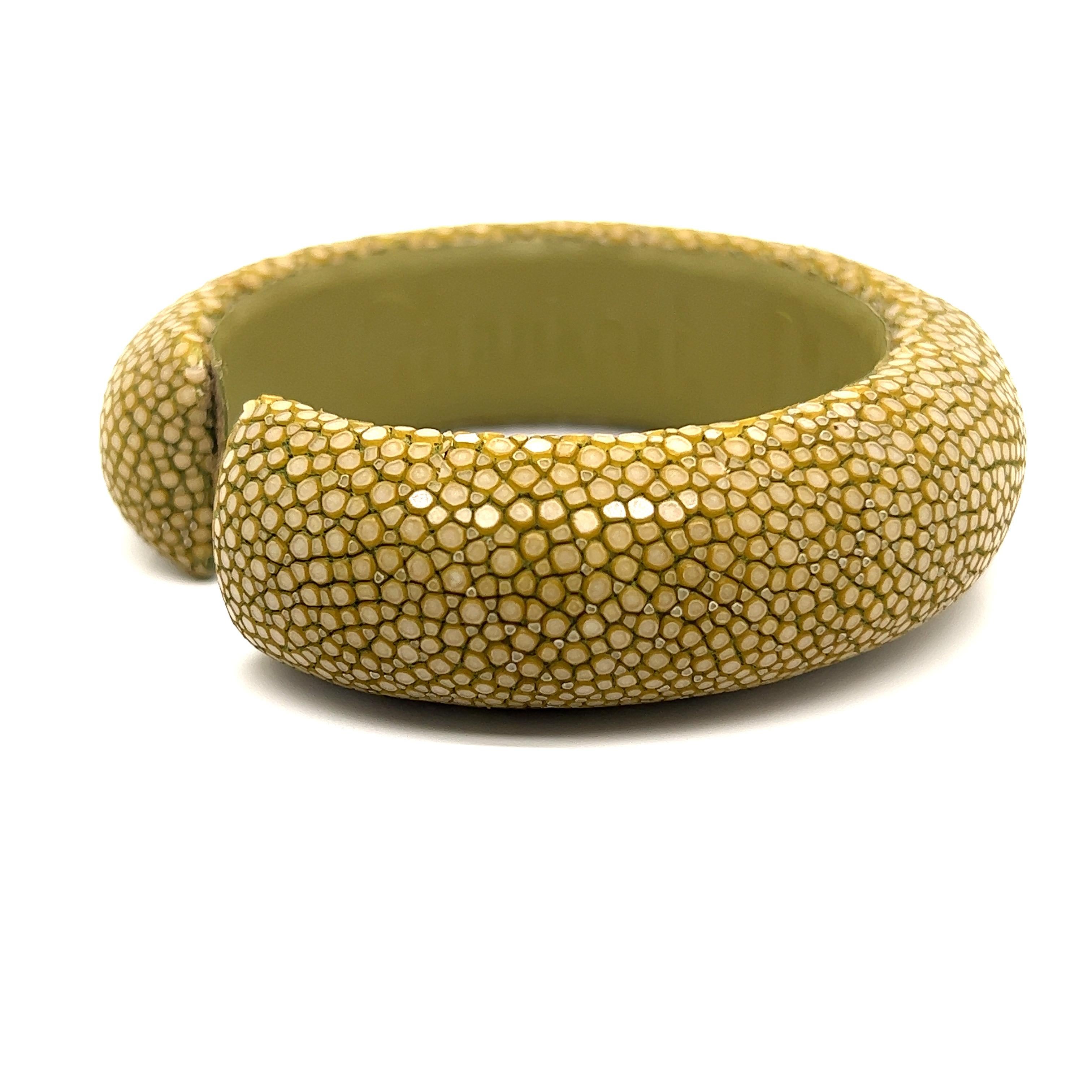 Découvrez l'élégance intemporelle du bracelet manchette en galuchat kaki, un accessoire de luxe fabriqué à la main, conçu pour les connaisseurs de style et les amateurs de pièces uniques. Réalisé avec le plus grand soin et une attention méticuleuse