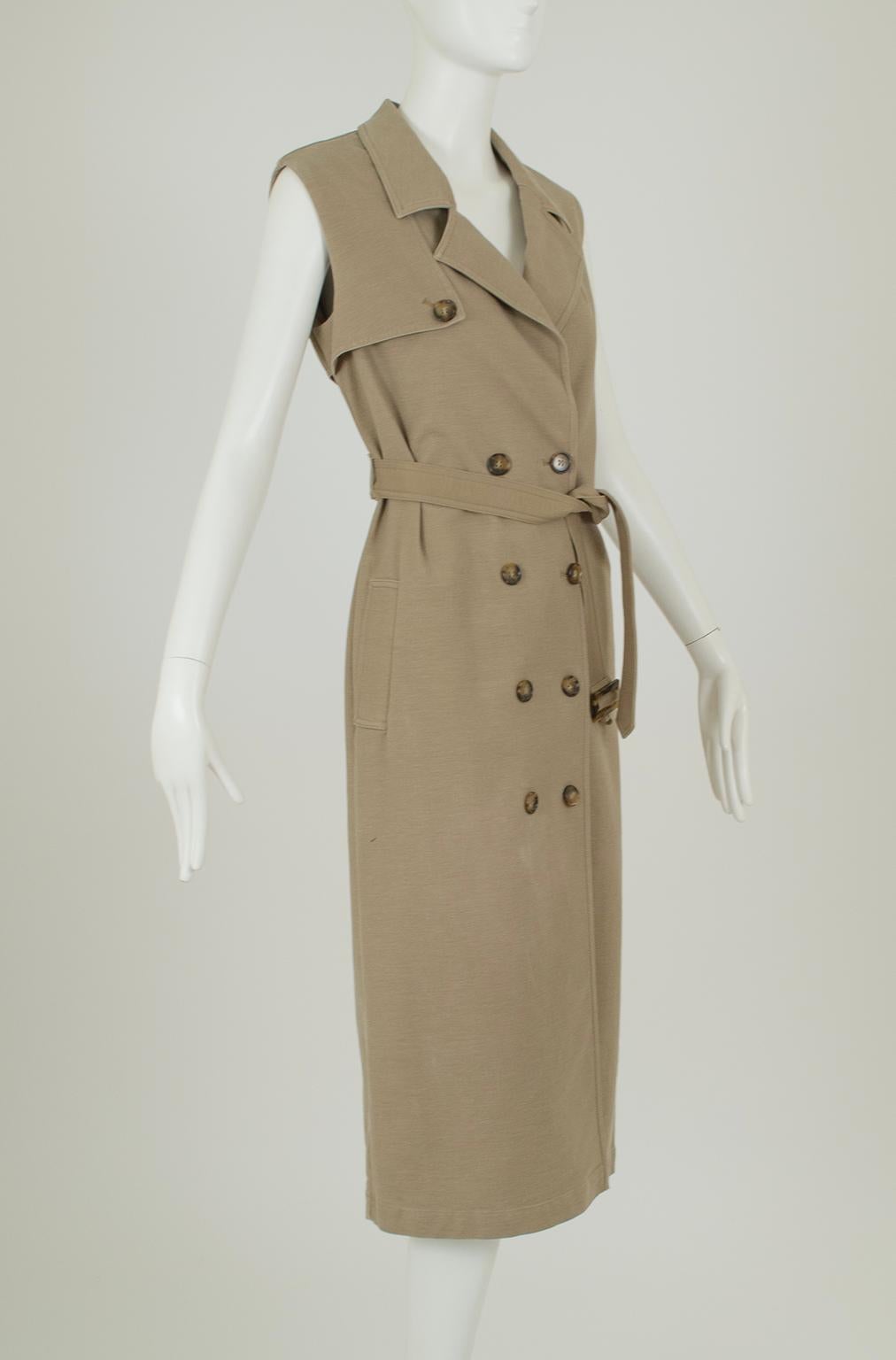 Robe trench sans manches à col Napoléon avec rabat-tempête boutonné sur le devant et poches latérales soudées des deux côtés ; peut être portée comme une robe ou ouverte comme un trench sans manches. Bouclier anti-tempête boutonné à l'arrière aux