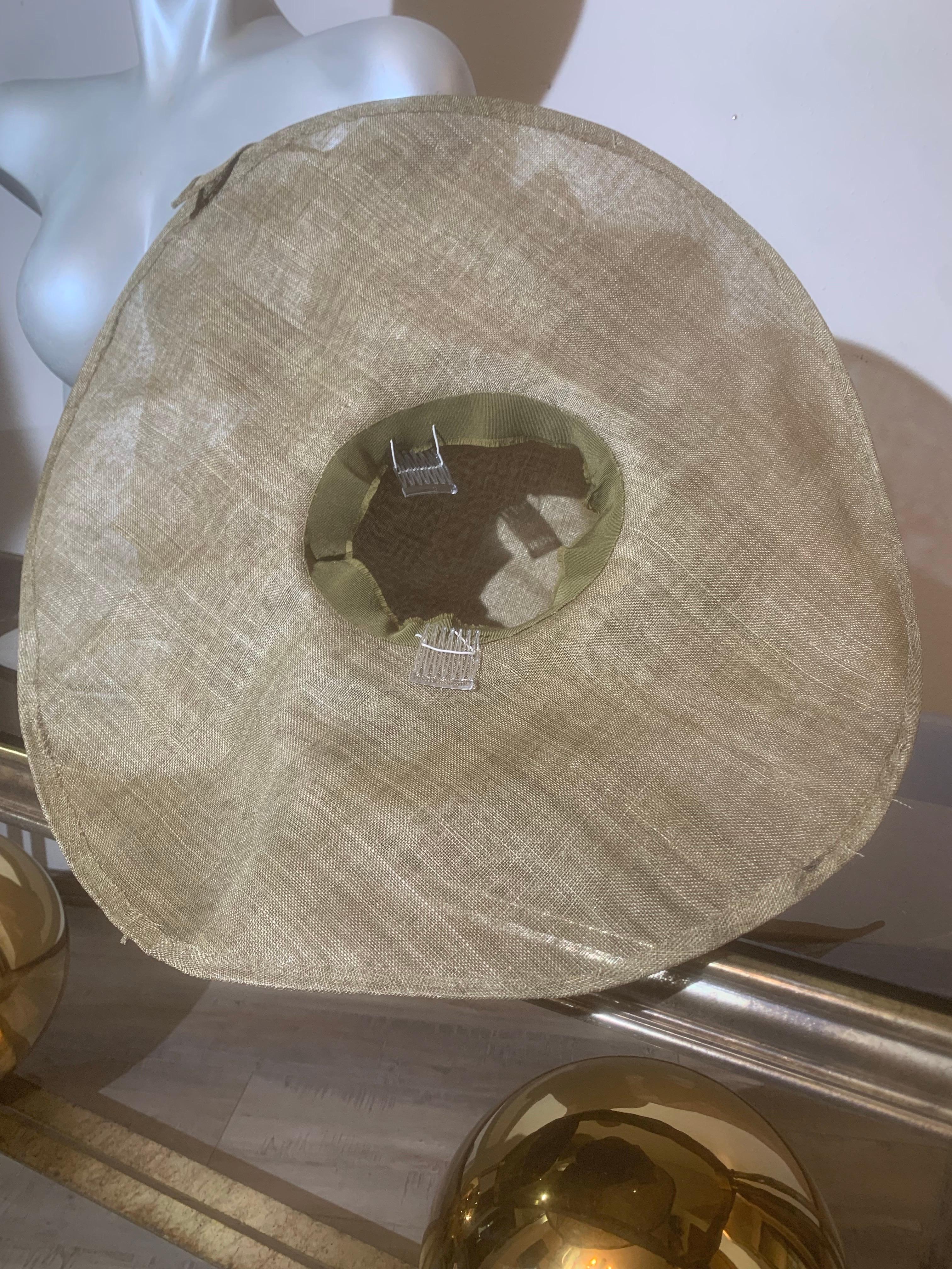 Chapeau de paille Couture à large bord kaki avec couronne ronde et large bandeau drapé en vente 5