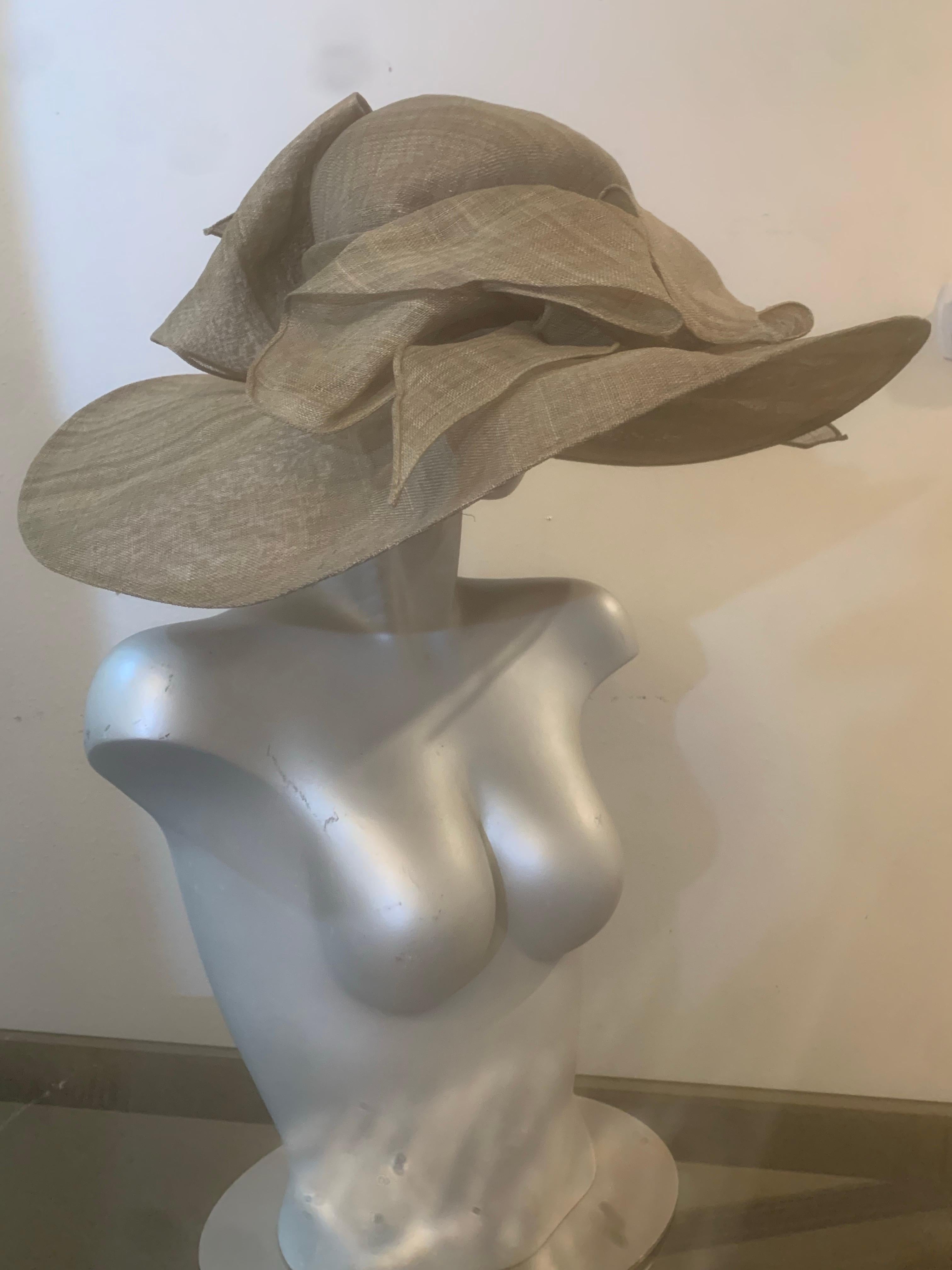 Chapeau de paille Couture à large bord kaki avec couronne ronde et large bandeau drapé à l'avant et à l'arrière : Suzanne Couture Millinery a produit ce chapeau de paille transparente ultrafine pour la collection printemps/été. Le bord mesure 23