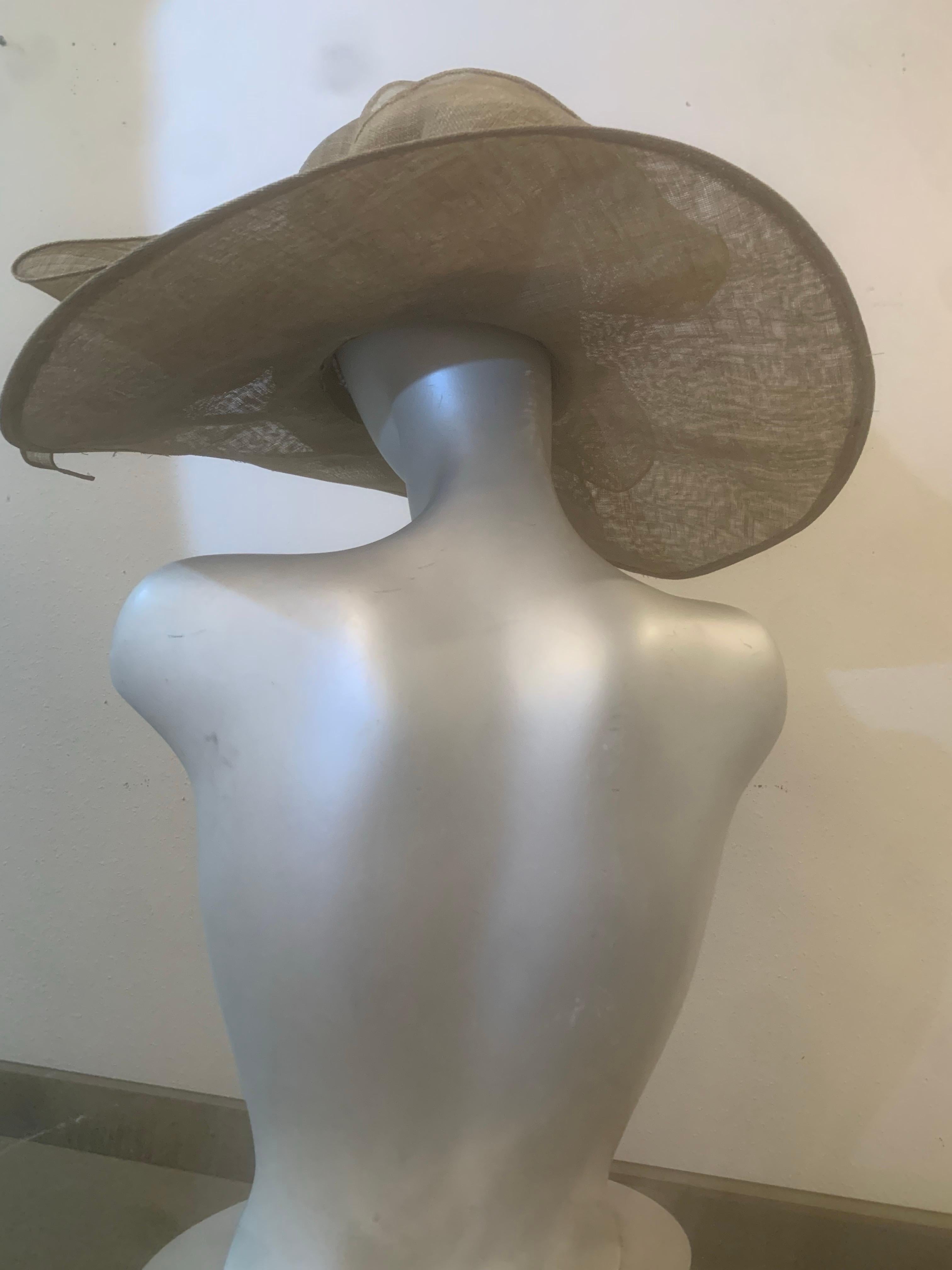 Marron Chapeau de paille Couture à large bord kaki avec couronne ronde et large bandeau drapé en vente