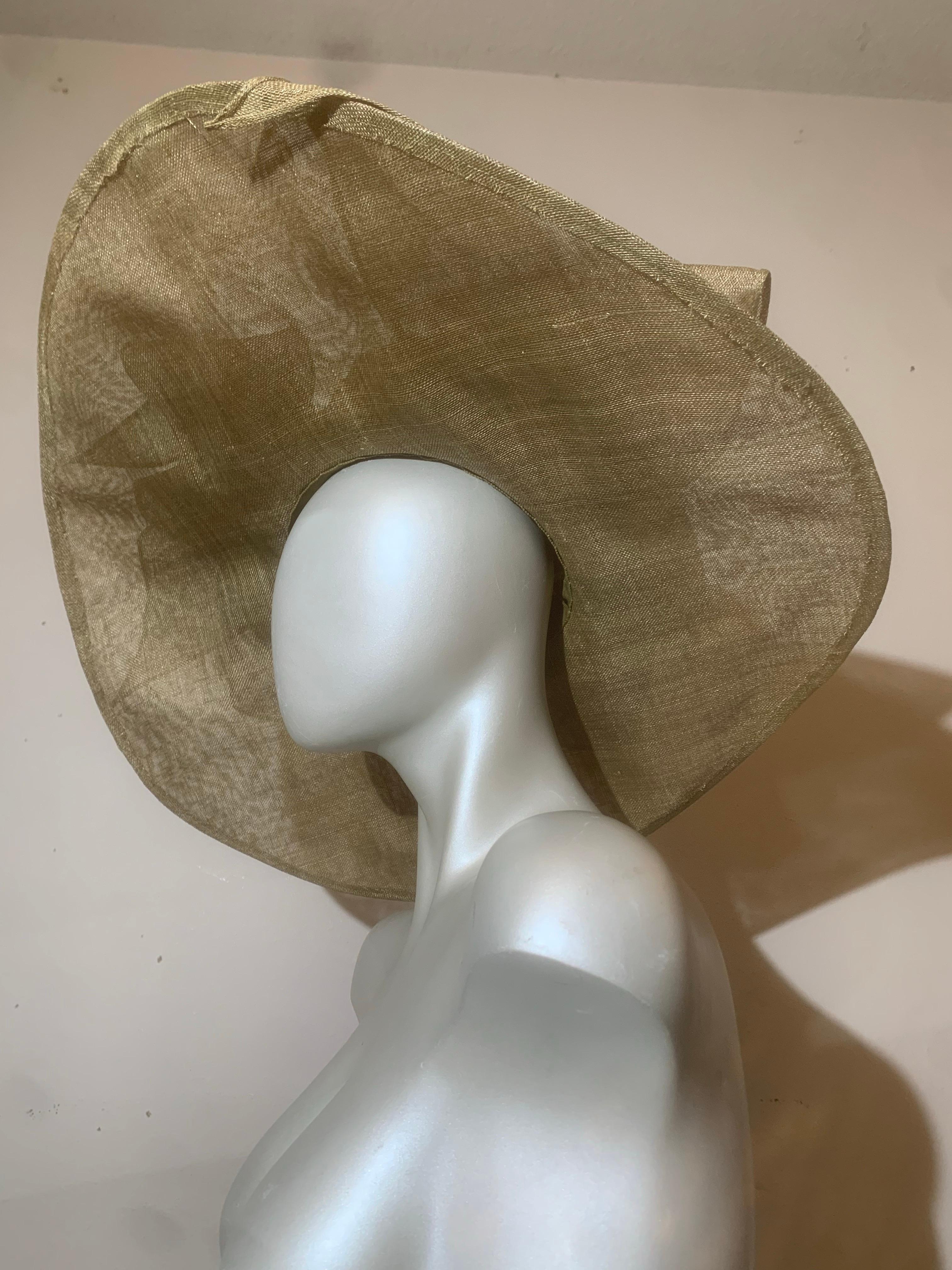 Chapeau de paille Couture à large bord kaki avec couronne ronde et large bandeau drapé Excellent état - En vente à Gresham, OR