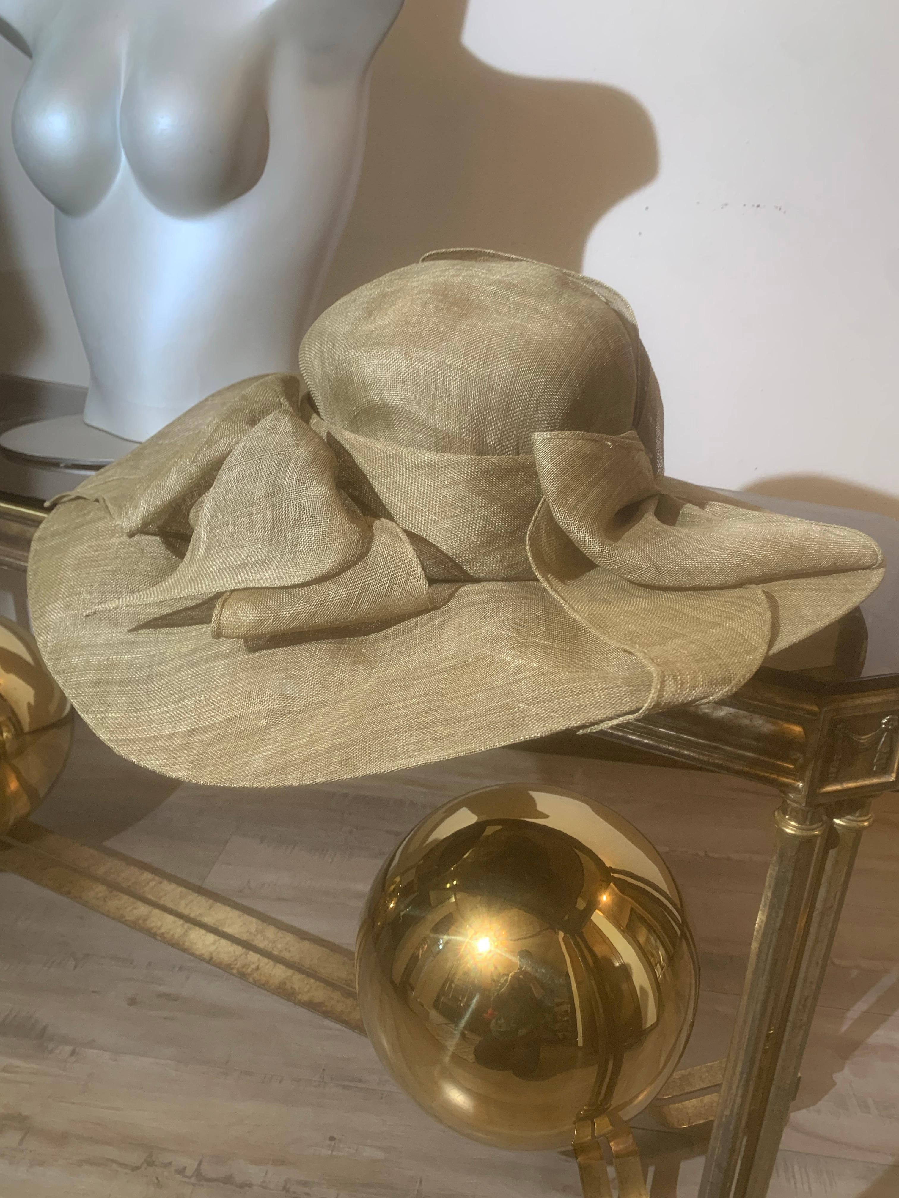 Chapeau de paille Couture à large bord kaki avec couronne ronde et large bandeau drapé en vente 1