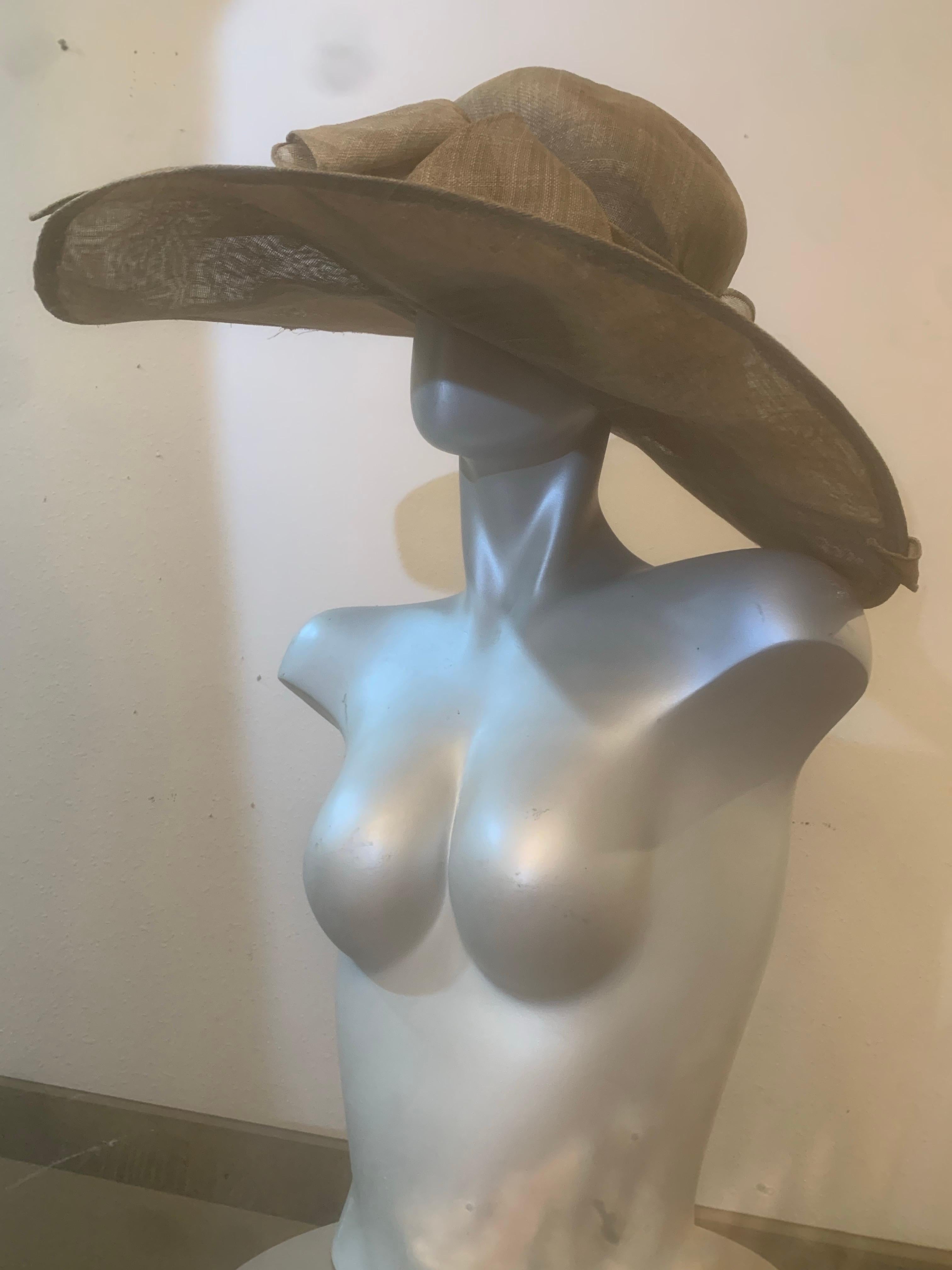 Chapeau de paille Couture à large bord kaki avec couronne ronde et large bandeau drapé en vente 2
