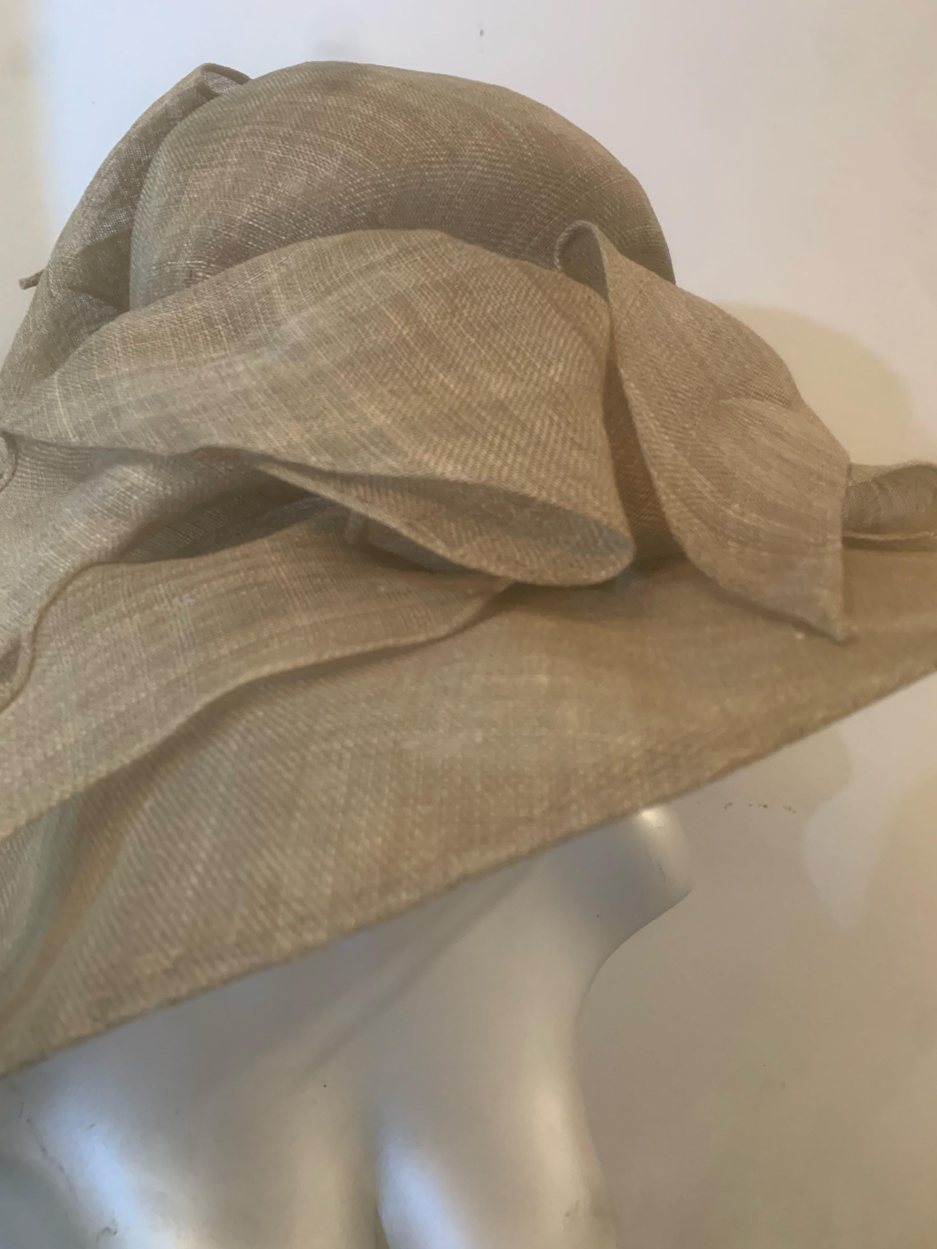 Chapeau de paille Couture à large bord kaki avec couronne ronde et large bandeau drapé en vente 3