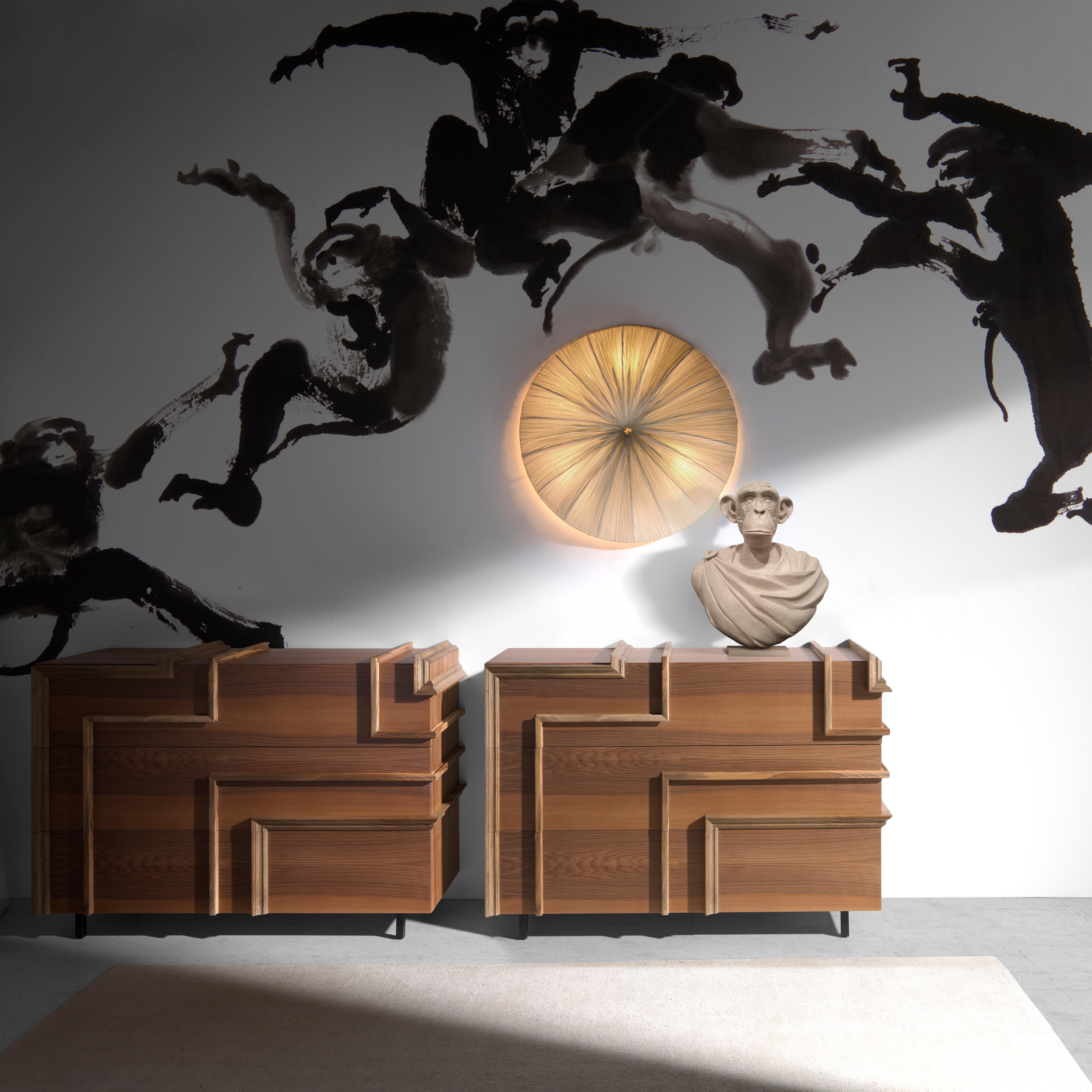 Khalo is more than just a chest; It is a design piece that evokes a feeling of sophistication and good taste. With a walnut wood skin and a set of relief moldings that run along its body and direct our gaze. Its timeless design and quality