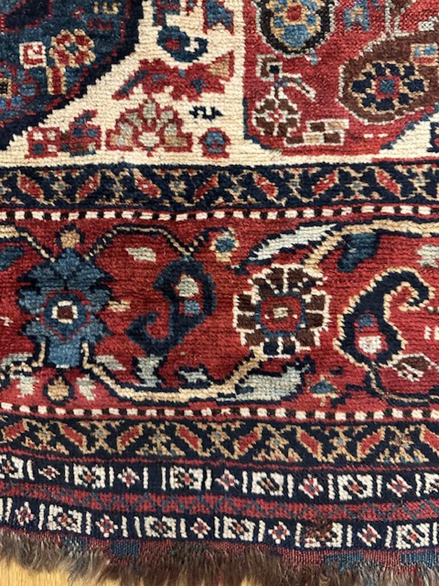 Tappeto Khamseh proveniente dalla Persia sud-occidentale (Iran)

Età: circa 1875

Dimensioni: 8′.8 