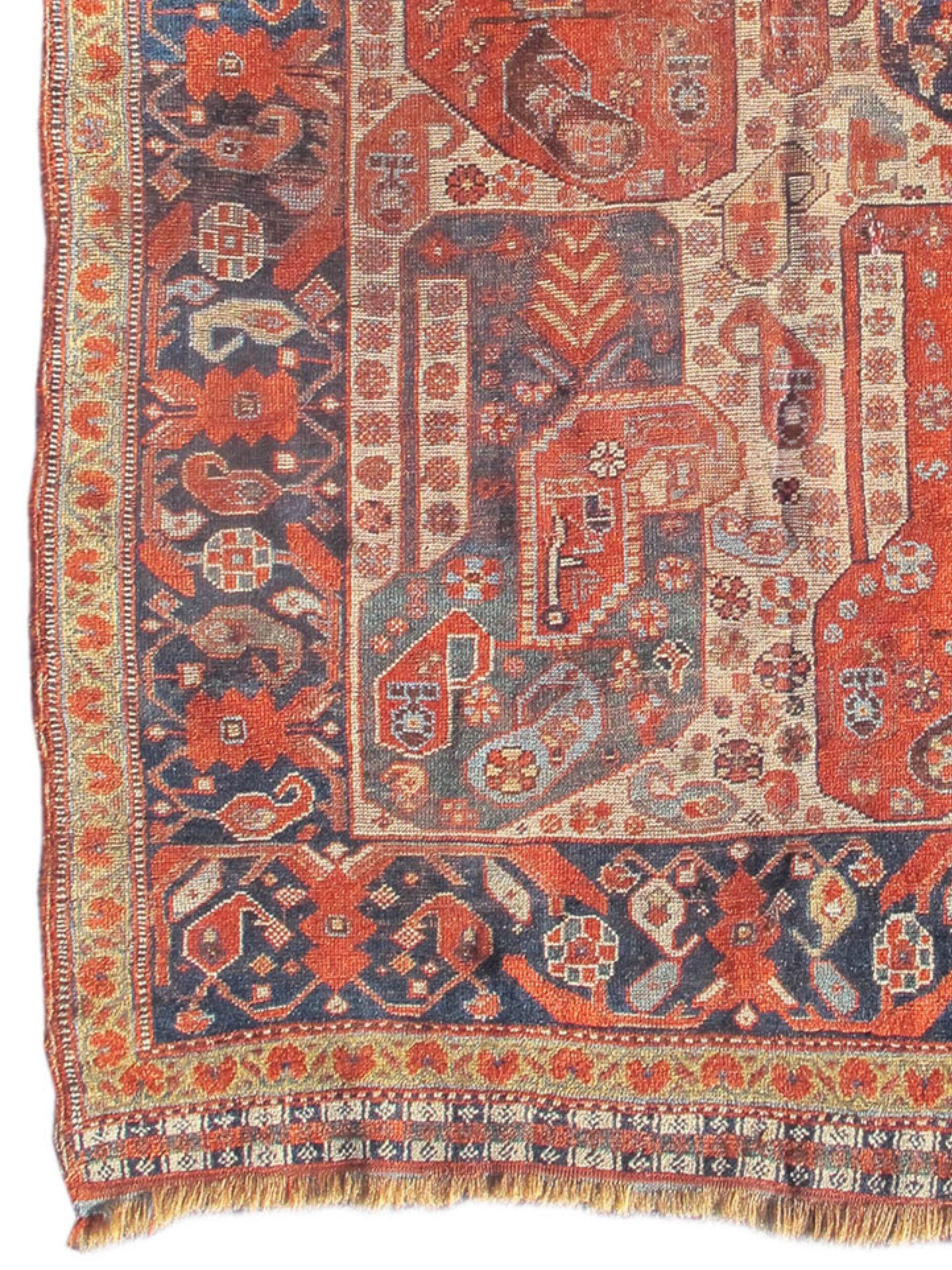 Tappeto Khamseh, XIX secolo (2° Q)

Sebbene siano stati tessuti da pastori nomadi, un numero sorprendente di tappeti tribali della Persia meridionale mostra motivi adattati dai tessuti e dalla tessitura persiana urbana. Questo tappeto Khamseh